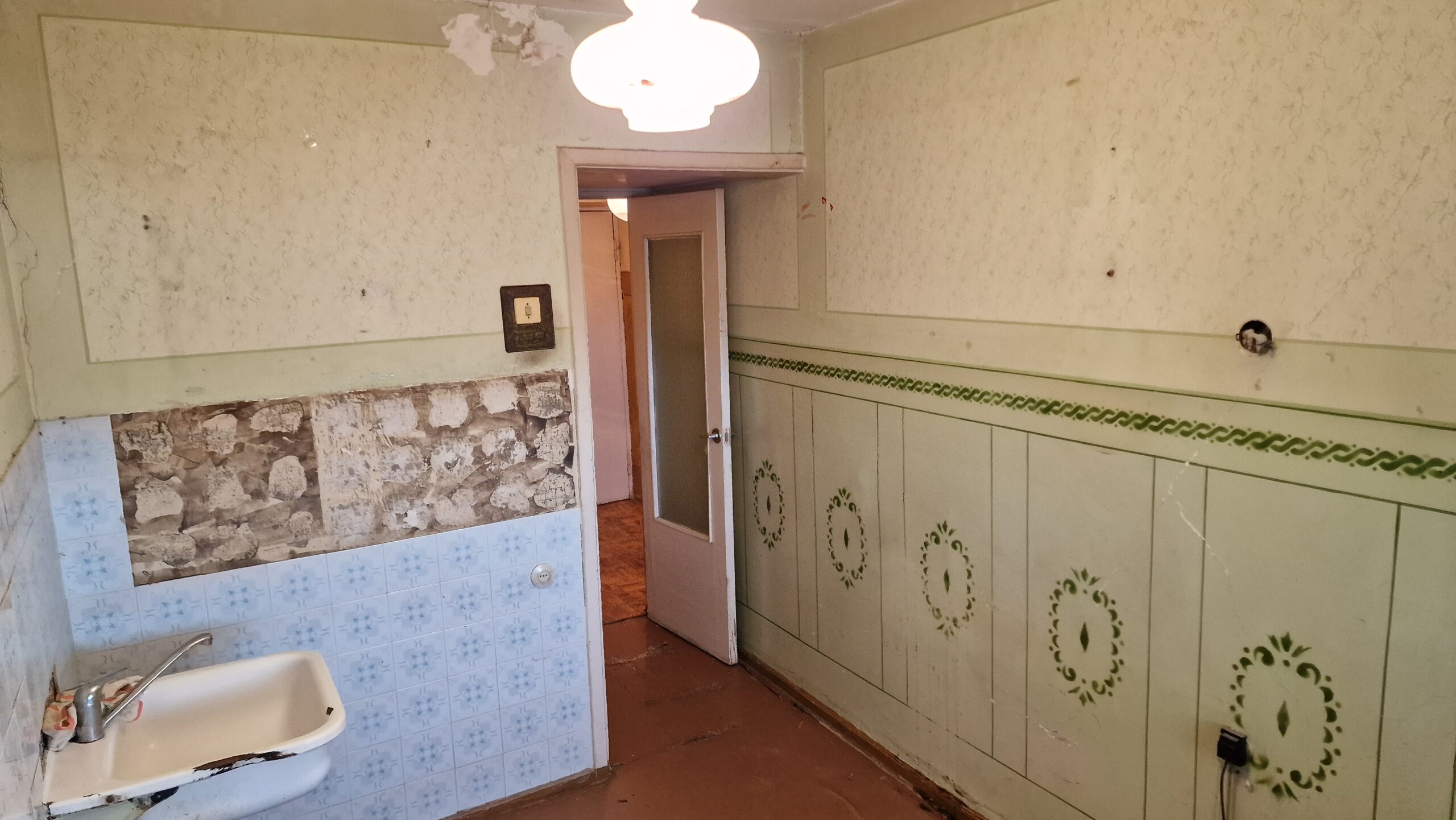 Parduodamas  2 kambarių butas, reikalingas kapitalinis remontas, Beržų g. 25, Panevėžyje.