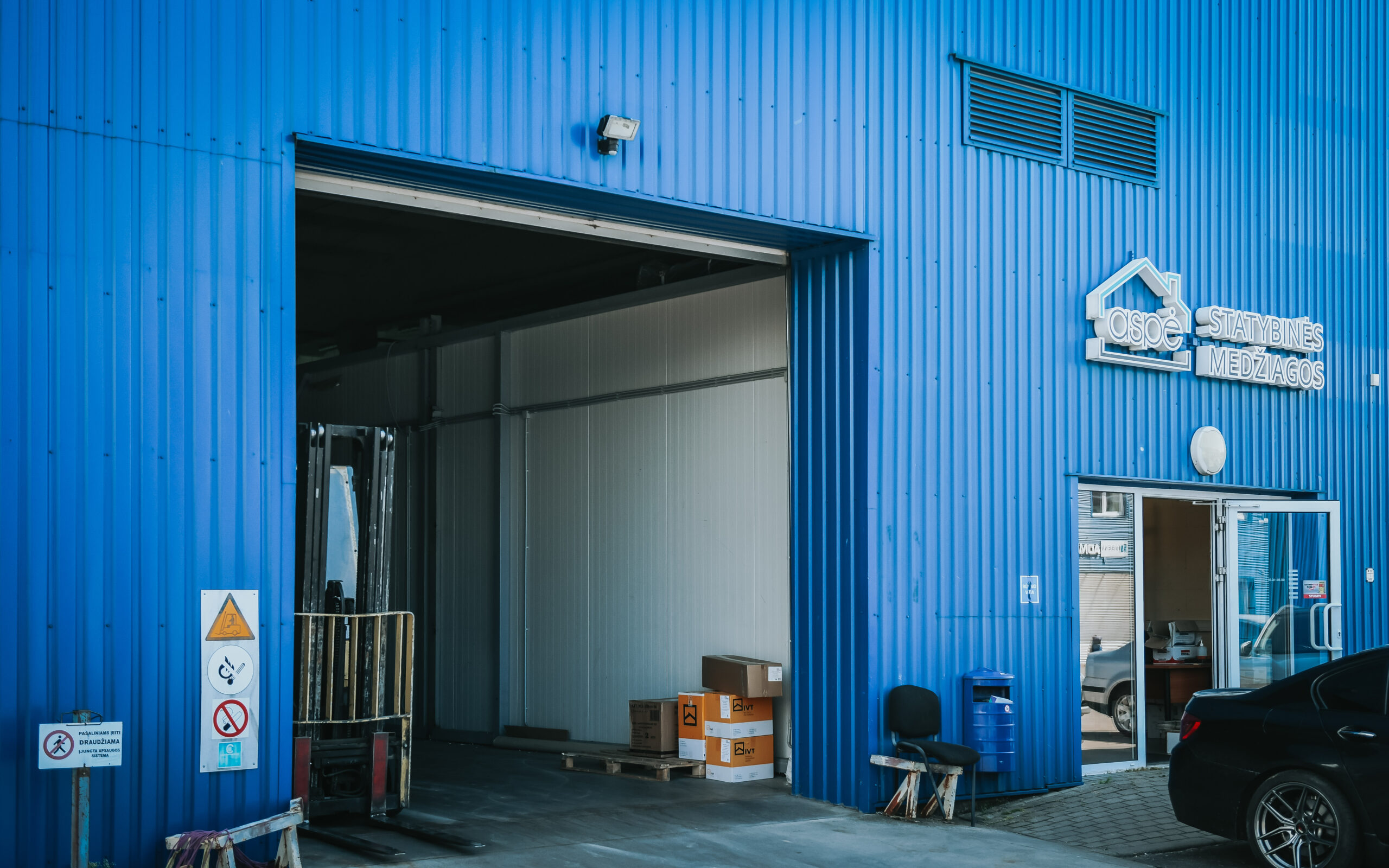 Išnuomojamos sandėliavimui-gamybai-prekybai tinkančios 724.36 kv.m., ploto patalpos Klaipėdoje, Šilutės pl,