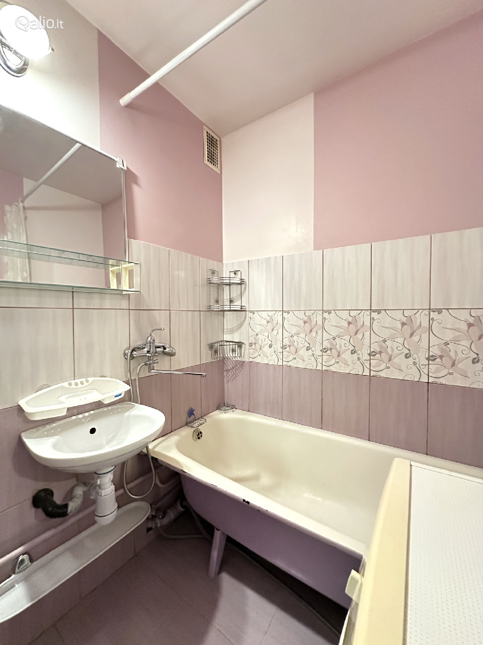 1-NO KAMBARIO BUTAS SU HOLU KRETINGOJE