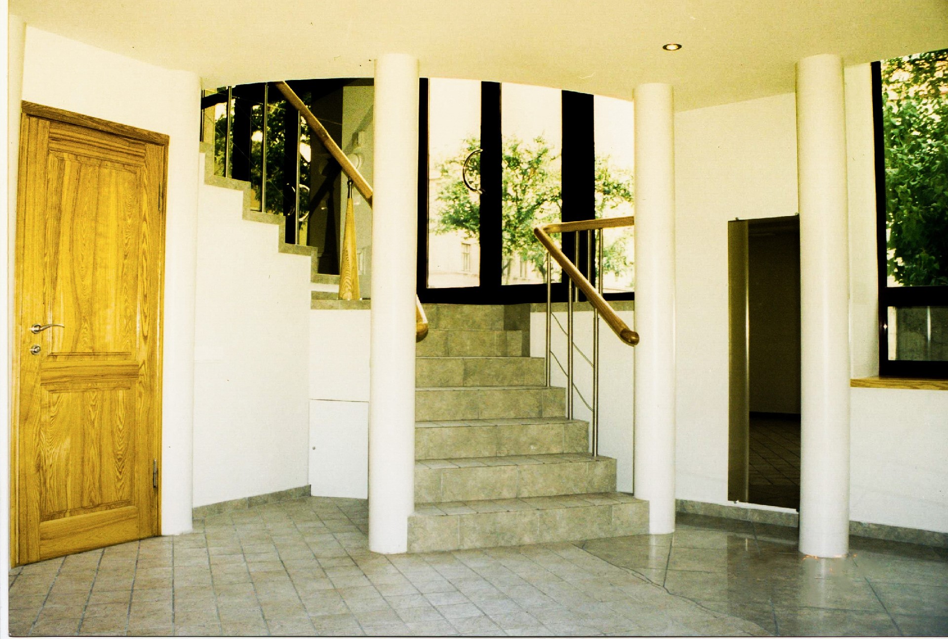 Pačioje Klaipėdos miesto širdyje, Tiltų g. nuomojamos komercinės paskirties patalpos.