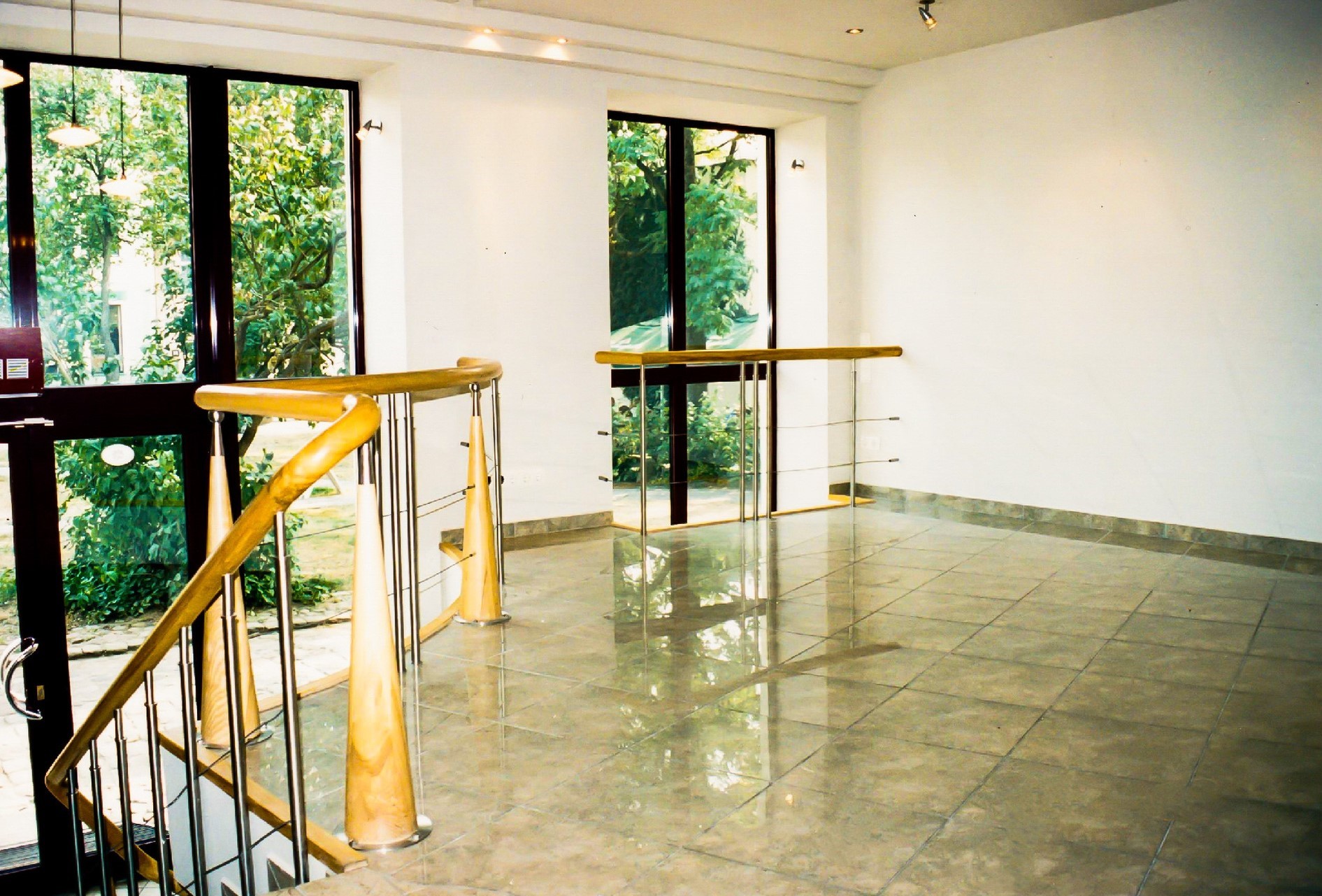 Pačioje Klaipėdos miesto širdyje, Tiltų g. nuomojamos komercinės paskirties patalpos.