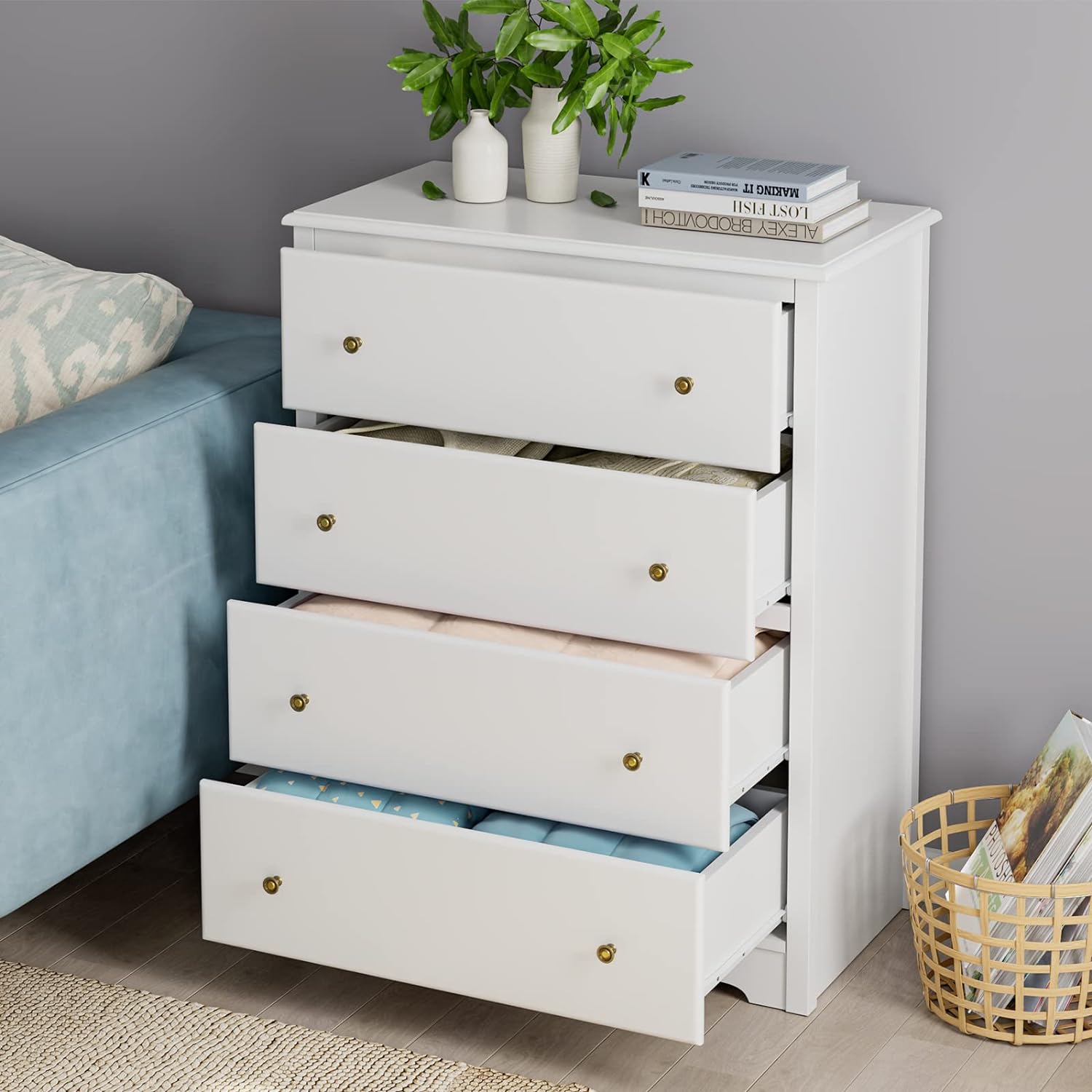 Komoda su 4 stalčiais.