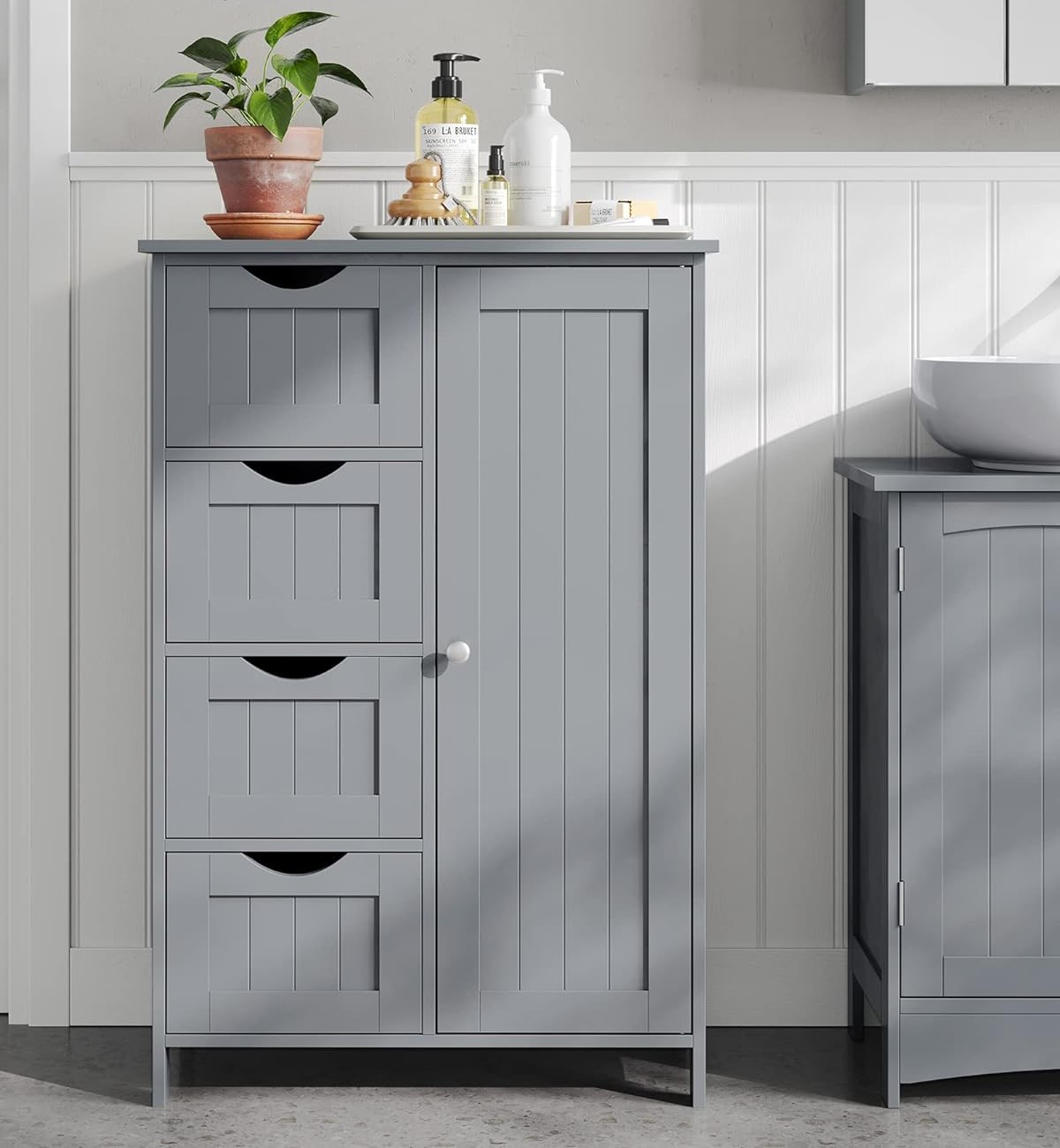 Spintelė su stalčiais.