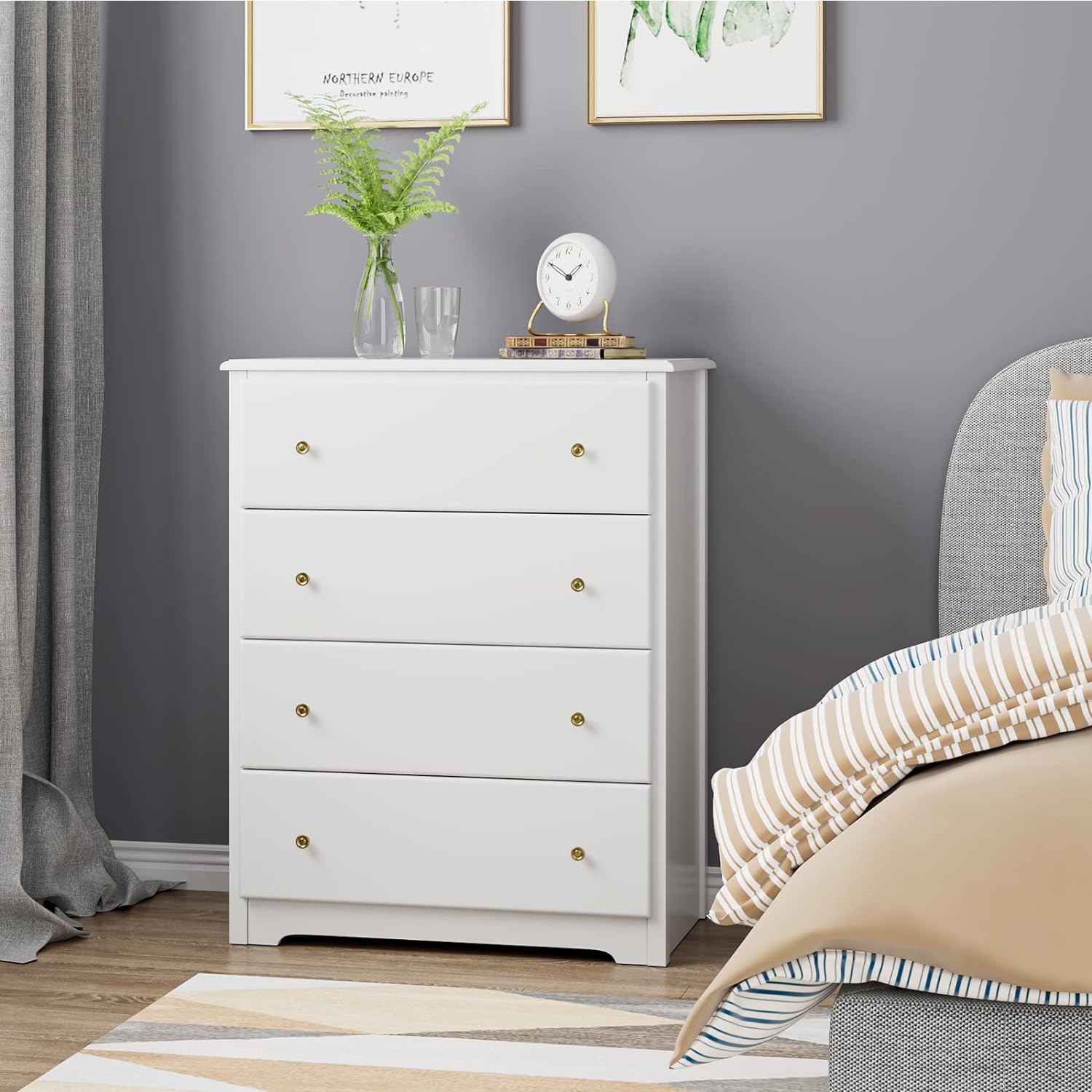 Komoda su 4 stalčiais.