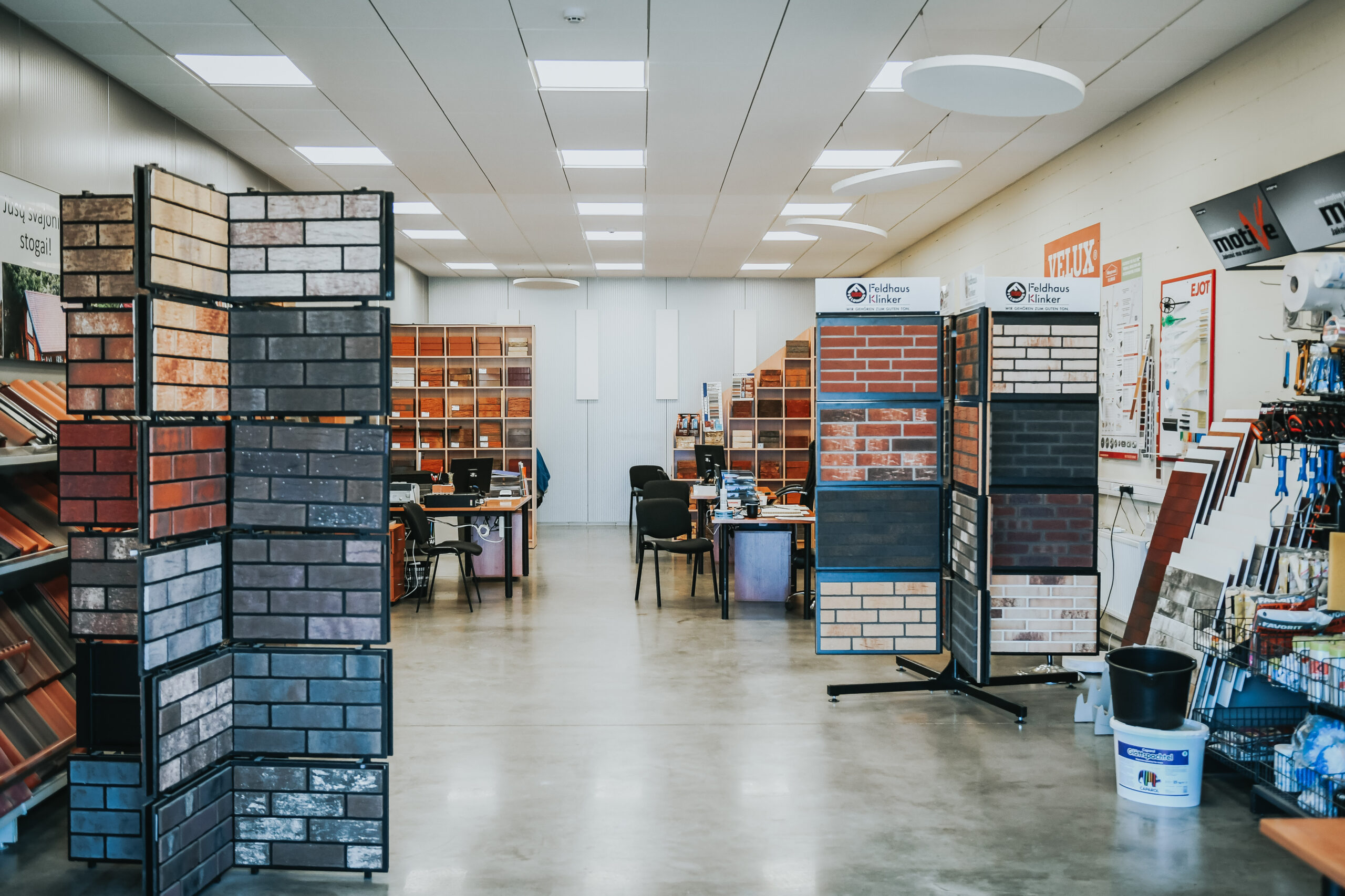 Išnuomojamos prekybai ir/ar administracinei veiklai tinkančios 99.08 m2 ploto patalpos Klaipėdoje.