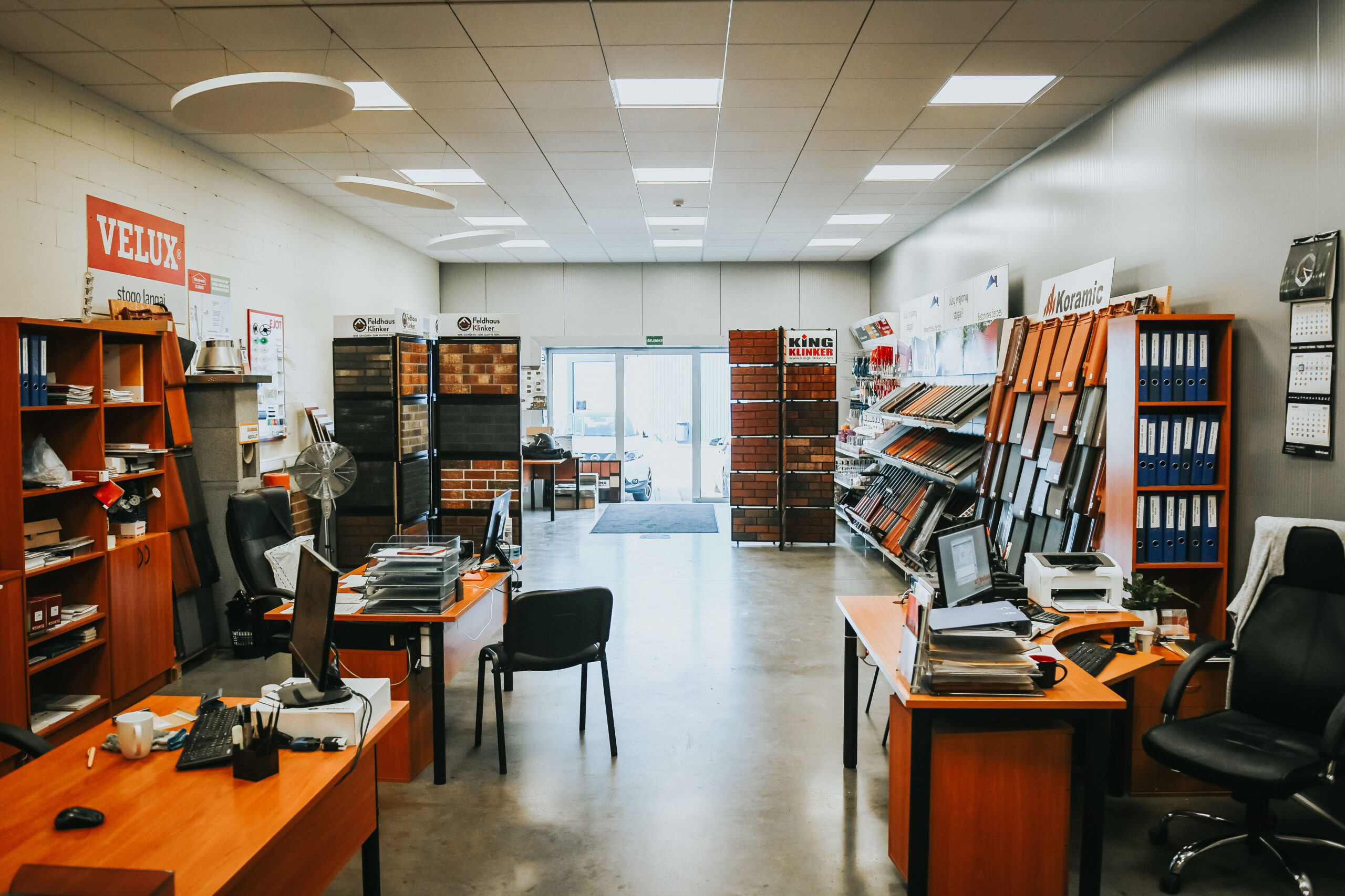 Išnuomojamos prekybai ir/ar administracinei veiklai tinkančios 99.08 m2 ploto patalpos Klaipėdoje.