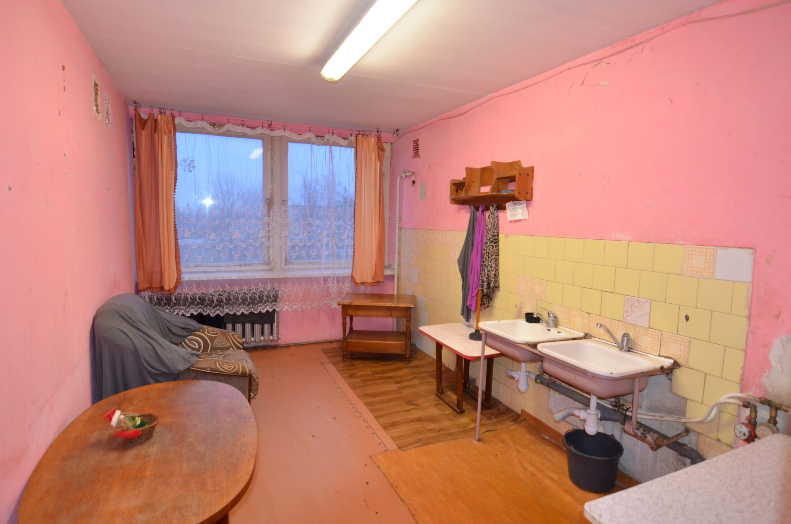 Parduodamas 1 kambario butas bendrabutyje, Plungėje.