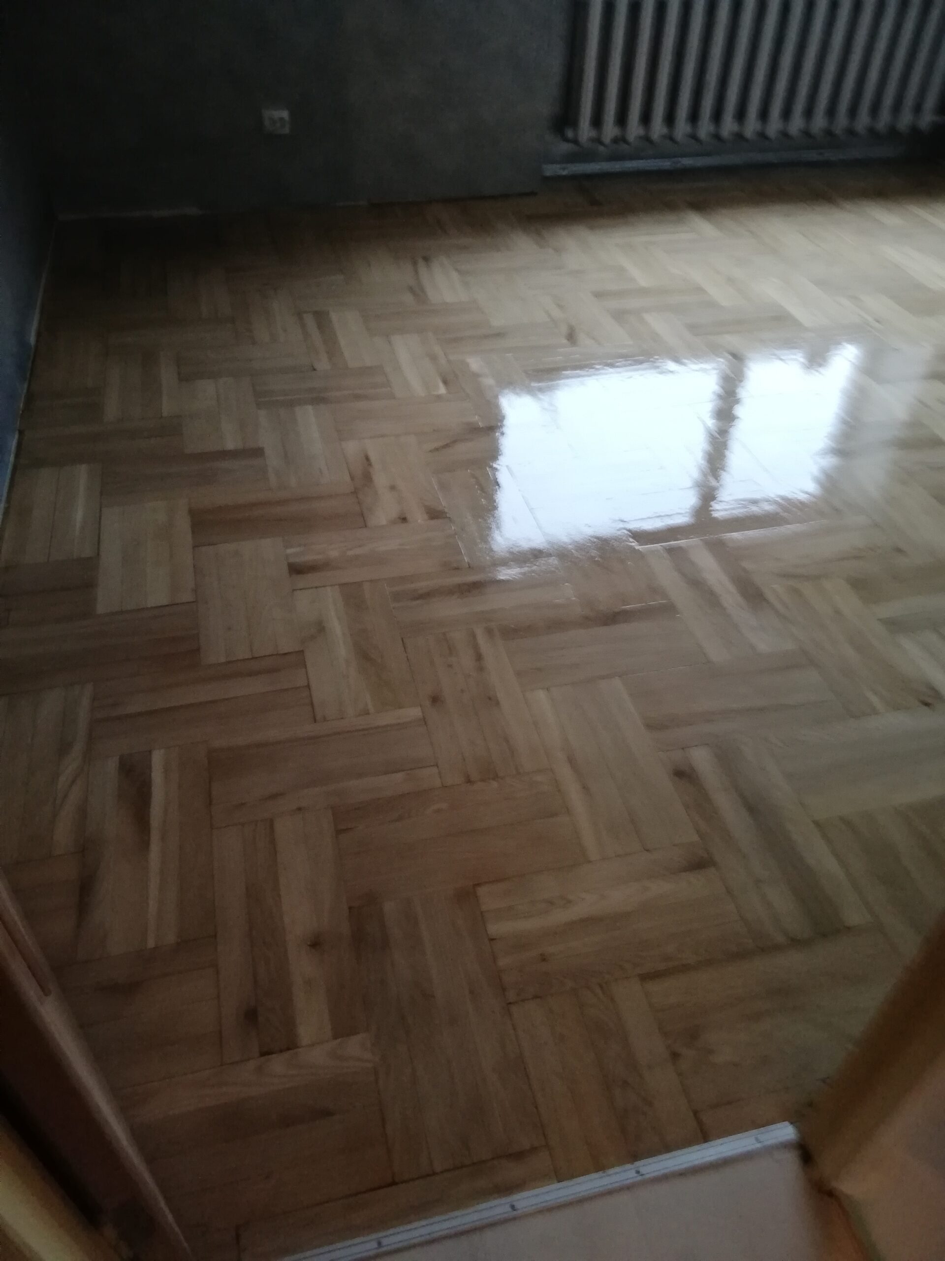 Parketo, medinių grindų šlifavimas ,lakavimas….