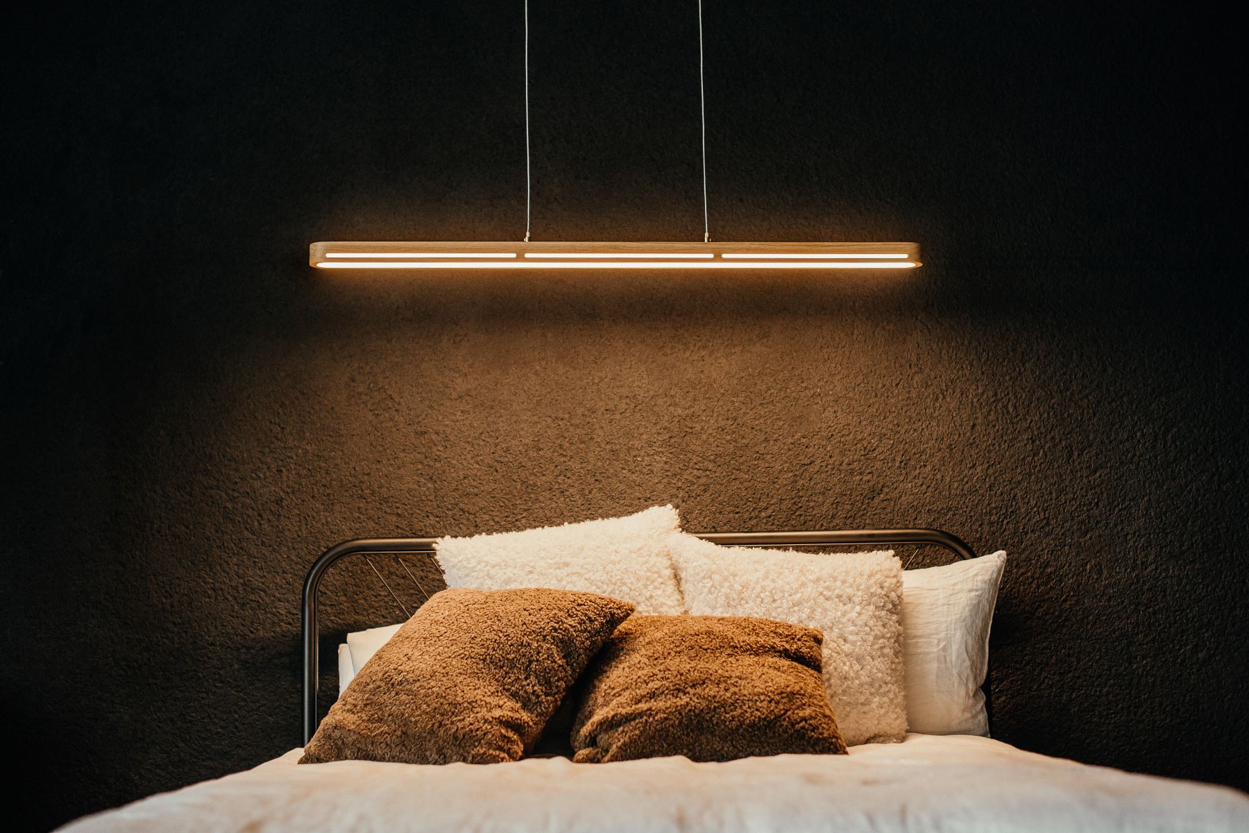 Mūsų pagaminti, pakabinami LED šviestuvai iš medienos (ąžuolo), su pulteliu