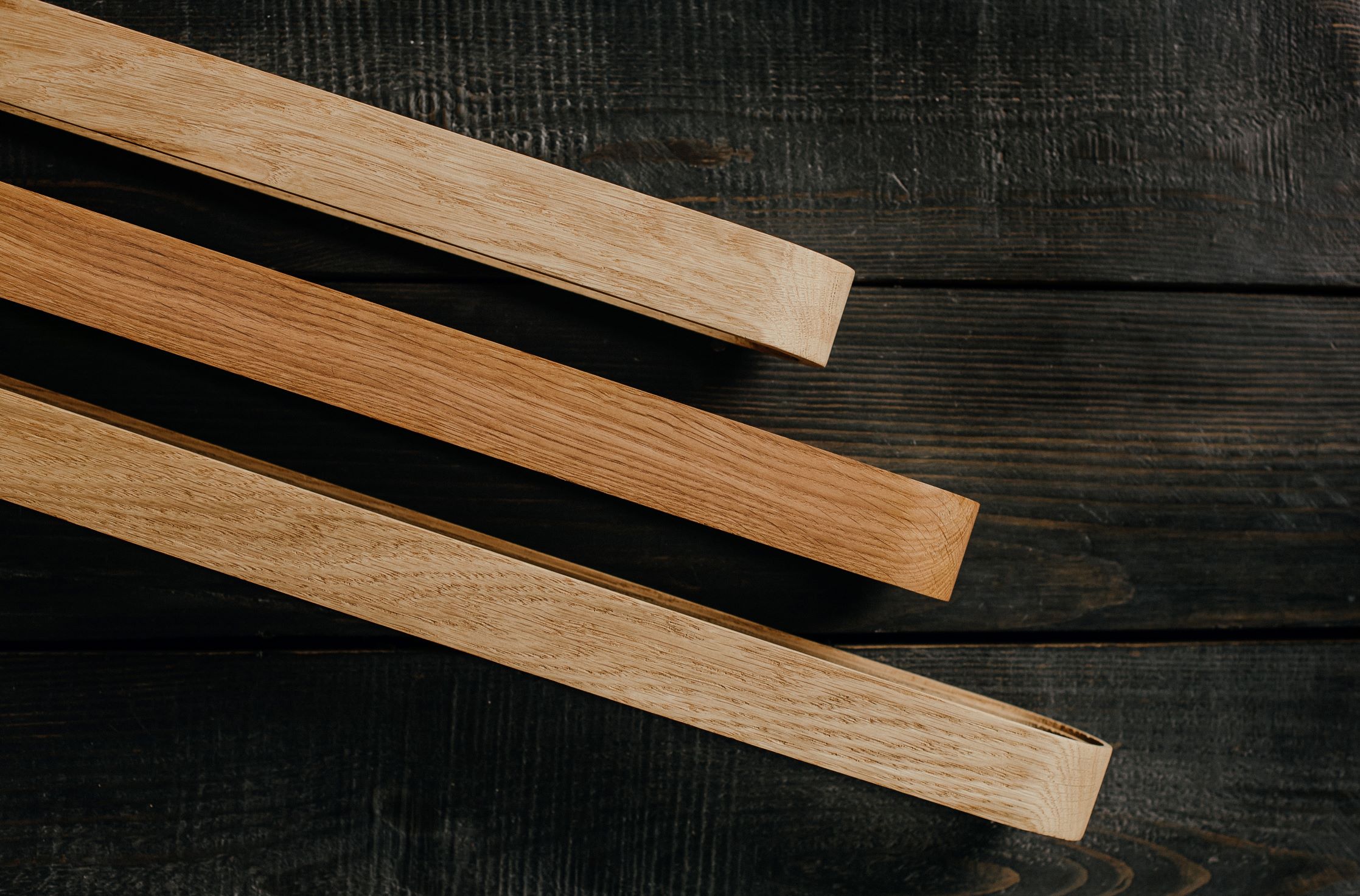 Mūsų pagaminti, pakabinami LED šviestuvai iš medienos (ąžuolo), su pulteliu