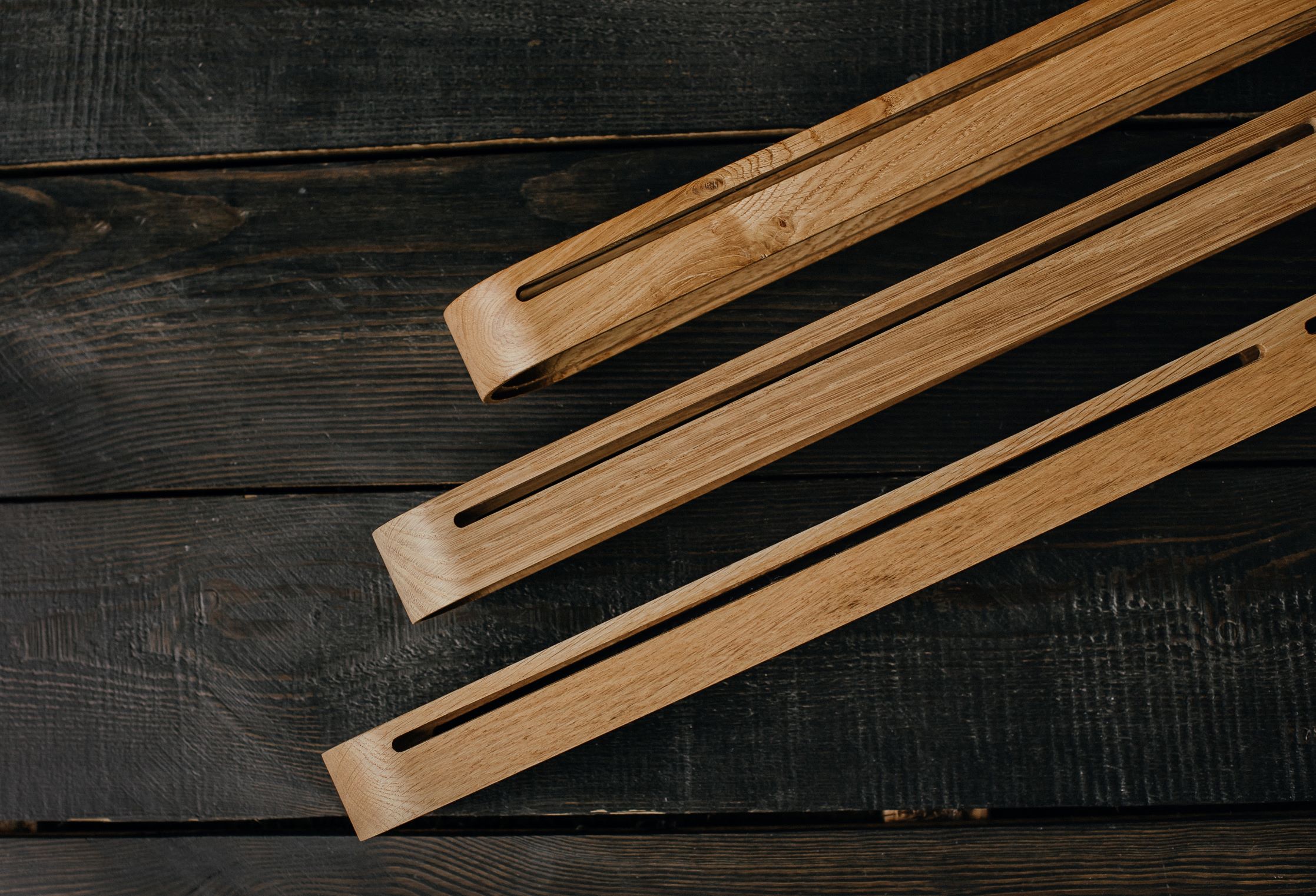 Mūsų pagaminti, pakabinami LED šviestuvai iš medienos (ąžuolo), su pulteliu