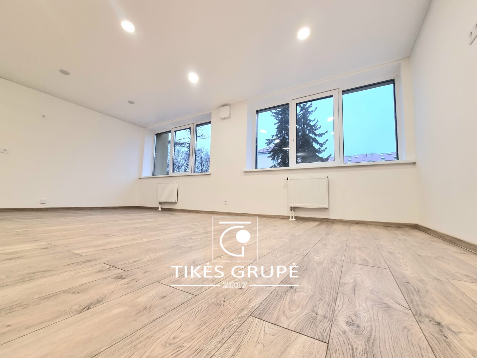 Parduodamas 3 kambarių butas 70 kv.m., per 2 aukštus pirmame namo aukšte, su 2 vonios kambariais.