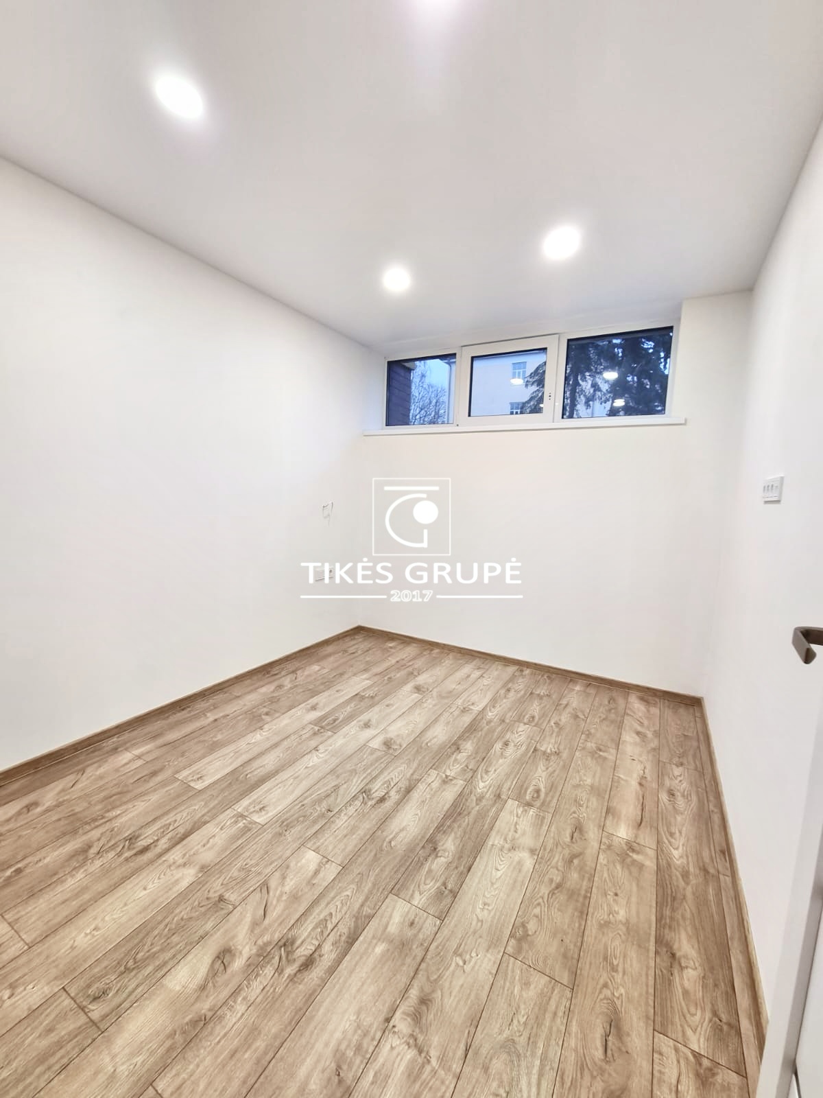 Parduodamas 3 kambarių butas 70 kv.m., per 2 aukštus pirmame namo aukšte, su 2 vonios kambariais.