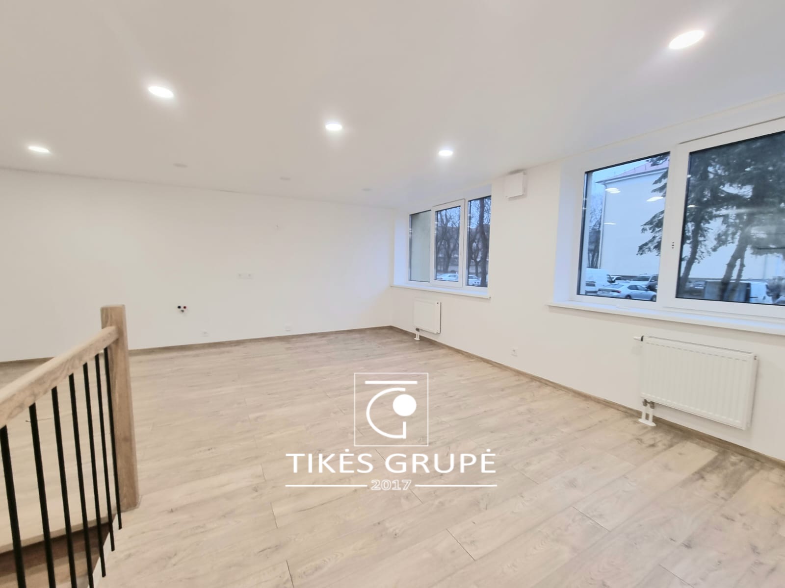 Parduodamas 3 kambarių butas 70 kv.m., per 2 aukštus pirmame namo aukšte, su 2 vonios kambariais.