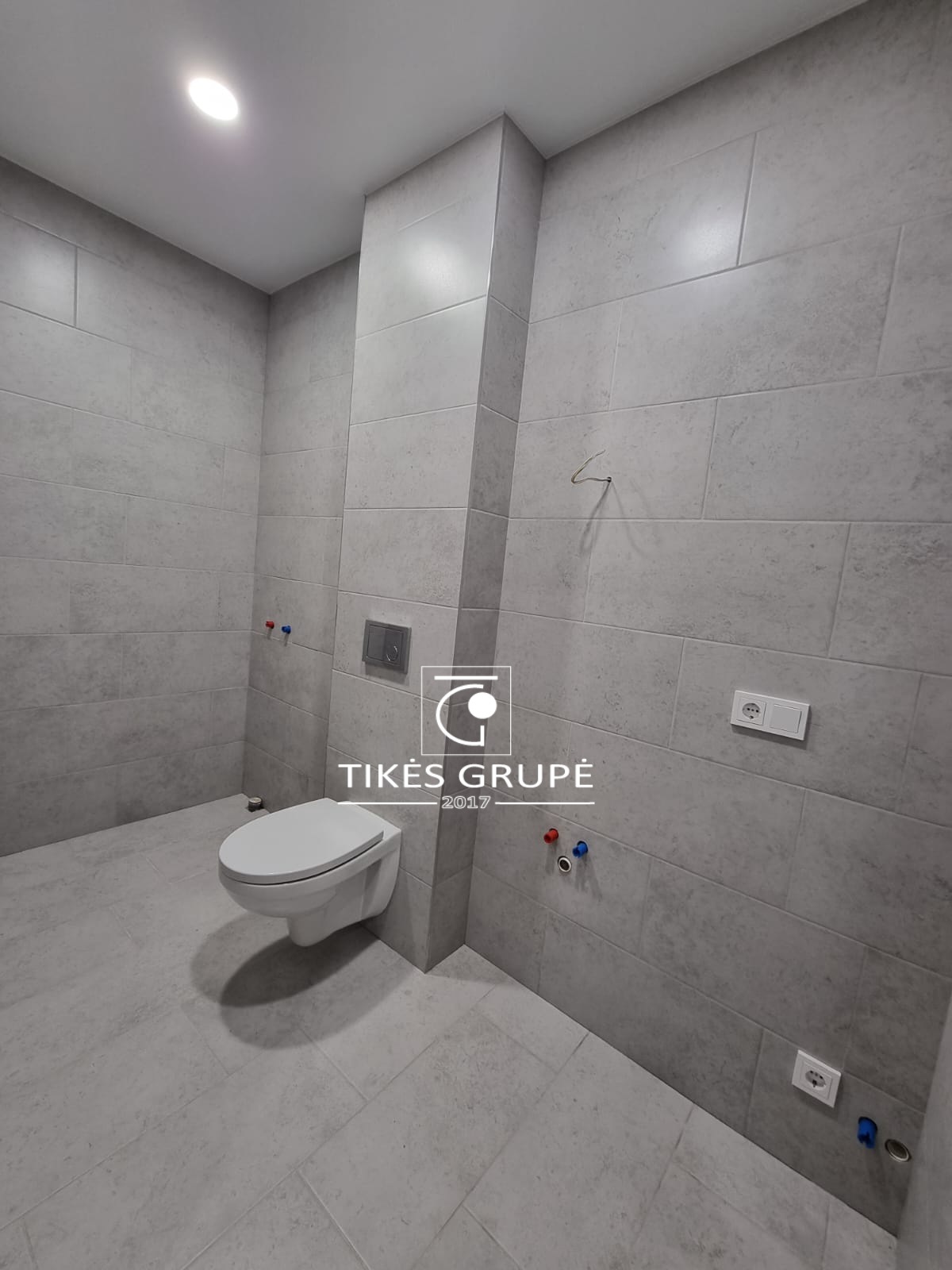 Parduodamas 3 kambarių butas 70 kv.m., per 2 aukštus pirmame namo aukšte, su 2 vonios kambariais.