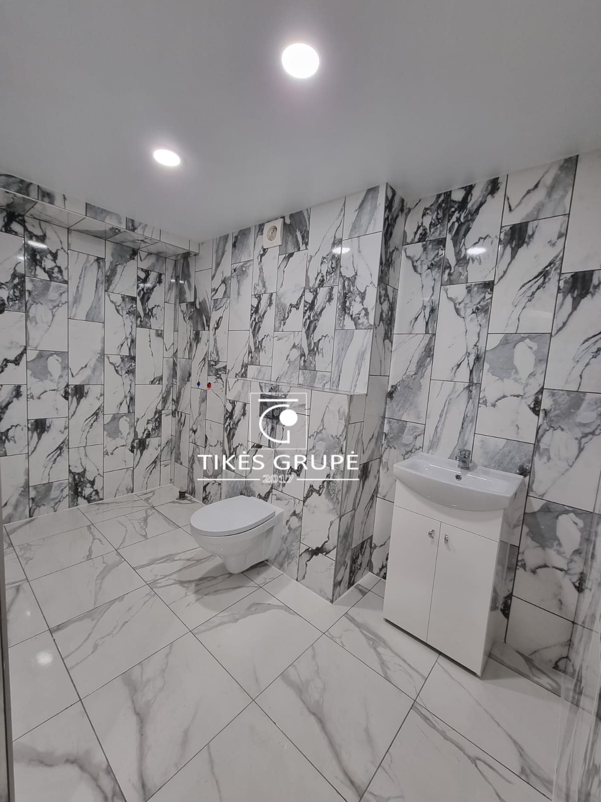 Parduodamas 3 kambarių butas 70 kv.m., per 2 aukštus pirmame namo aukšte, su 2 vonios kambariais.