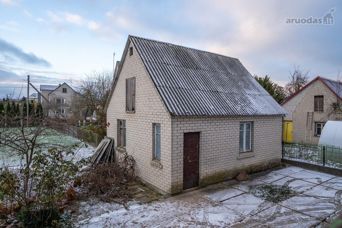 Parduodamas ūkinės paskirties pastatas, kurį galima prisitaikyti įvairiai veiklai arba gyvenimui.