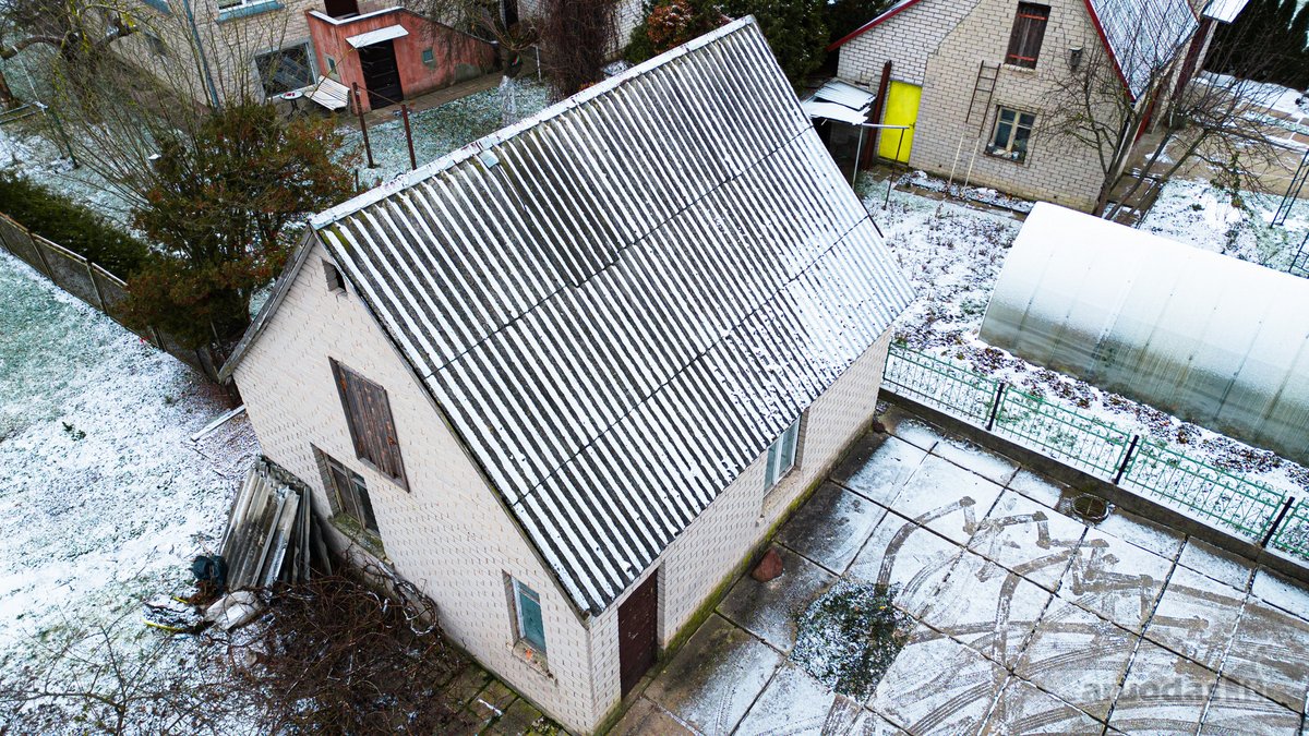 Parduodamas ūkinės paskirties pastatas, kurį galima prisitaikyti įvairiai veiklai arba gyvenimui.