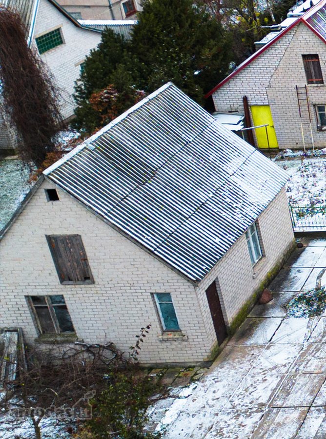 Parduodamas ūkinės paskirties pastatas, kurį galima prisitaikyti įvairiai veiklai arba gyvenimui.