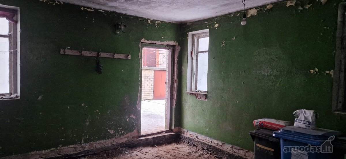 Parduodamas ūkinės paskirties pastatas, kurį galima prisitaikyti įvairiai veiklai arba gyvenimui.