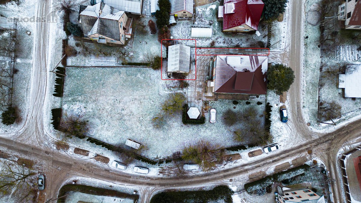 Parduodamas ūkinės paskirties pastatas, kurį galima prisitaikyti įvairiai veiklai arba gyvenimui.