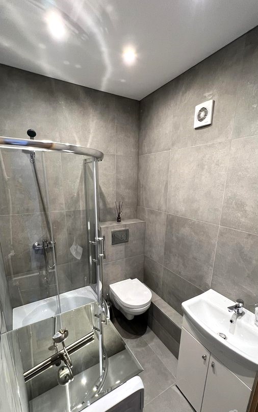 Parduodamas dviejų kambarių, naujai suremontuotas butas.