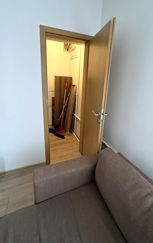 Parduodamas dviejų kambarių, naujai suremontuotas butas.