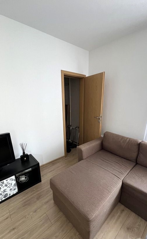 Parduodamas dviejų kambarių, naujai suremontuotas butas.