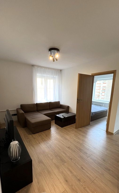 Parduodamas dviejų kambarių, naujai suremontuotas butas.