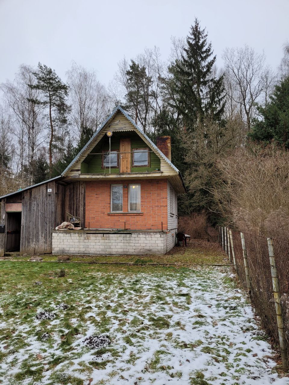 Sodo namas šalia Kauno marių