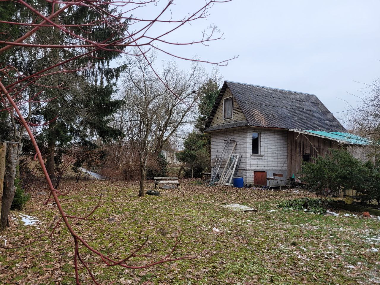 Sodo namas šalia Kauno marių