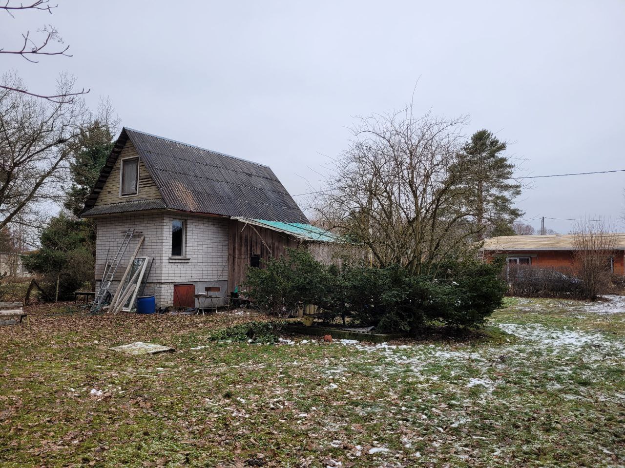 Sodo namas šalia Kauno marių