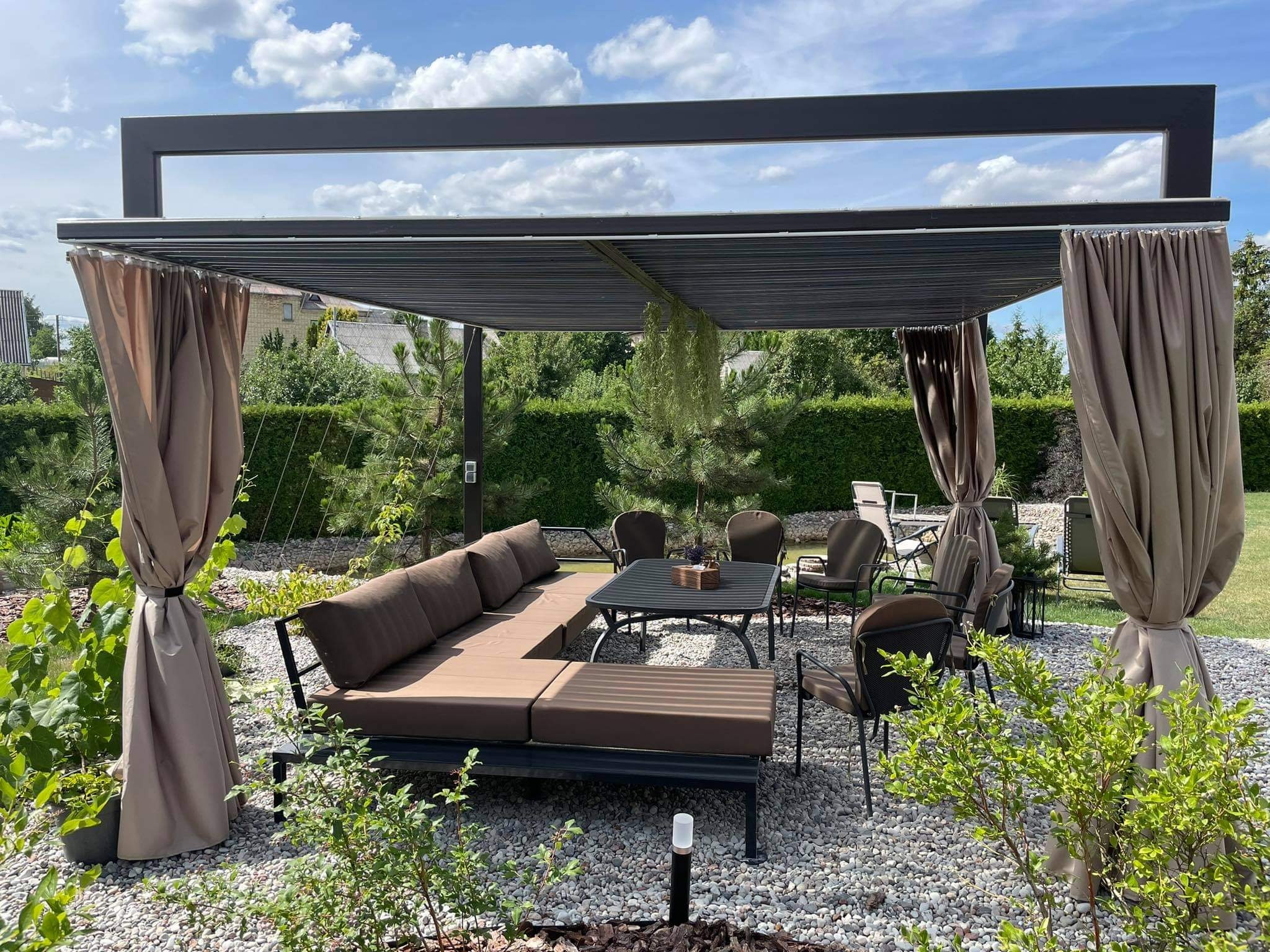 Lauko baldų, gultų paminkštinimų, užuolaidų siuvimas.