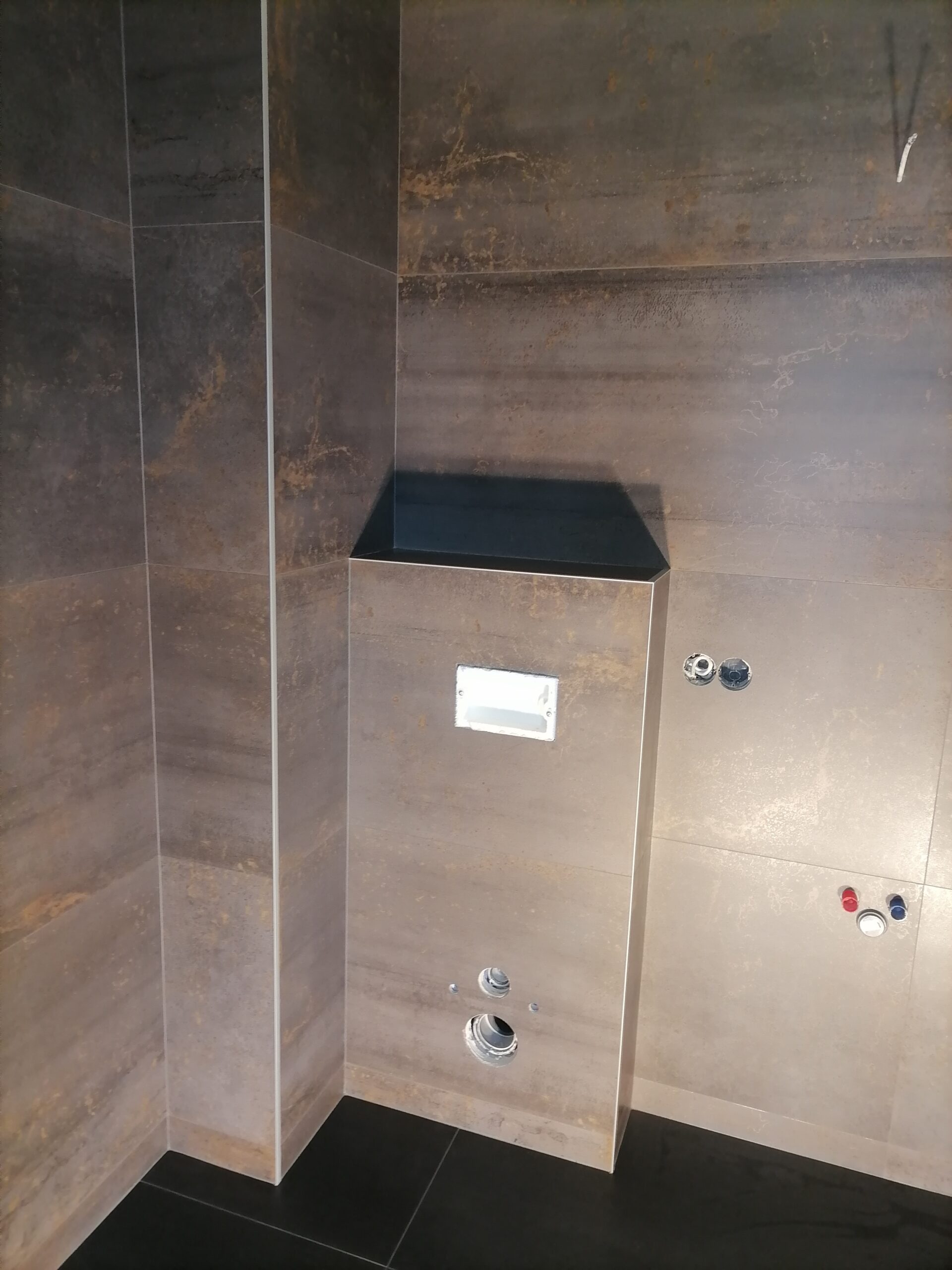 Kokybiškai ir greitai klijuojame visų rūšių plyteles.