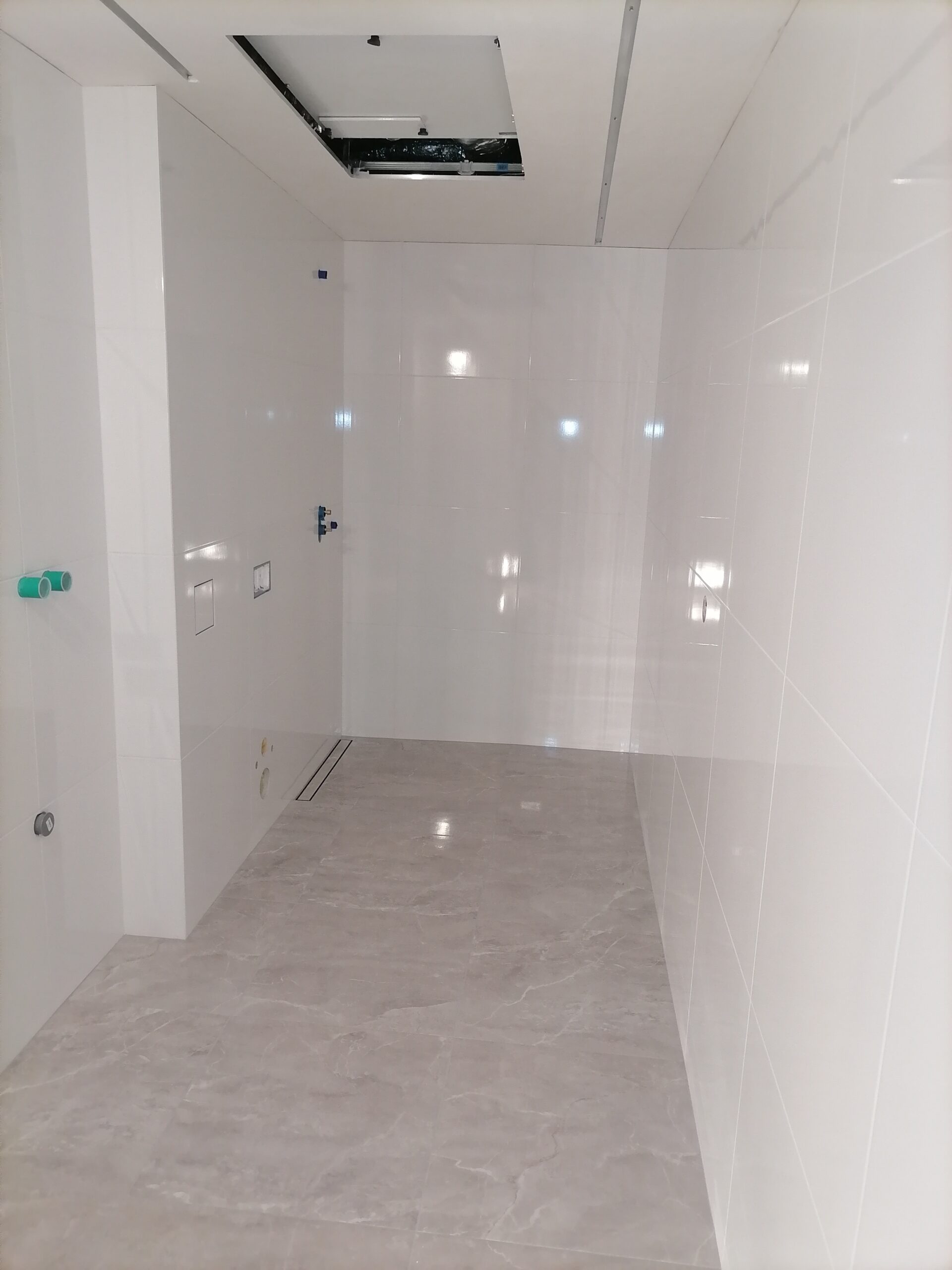 Kokybiškai ir greitai klijuojame visų rūšių plyteles.