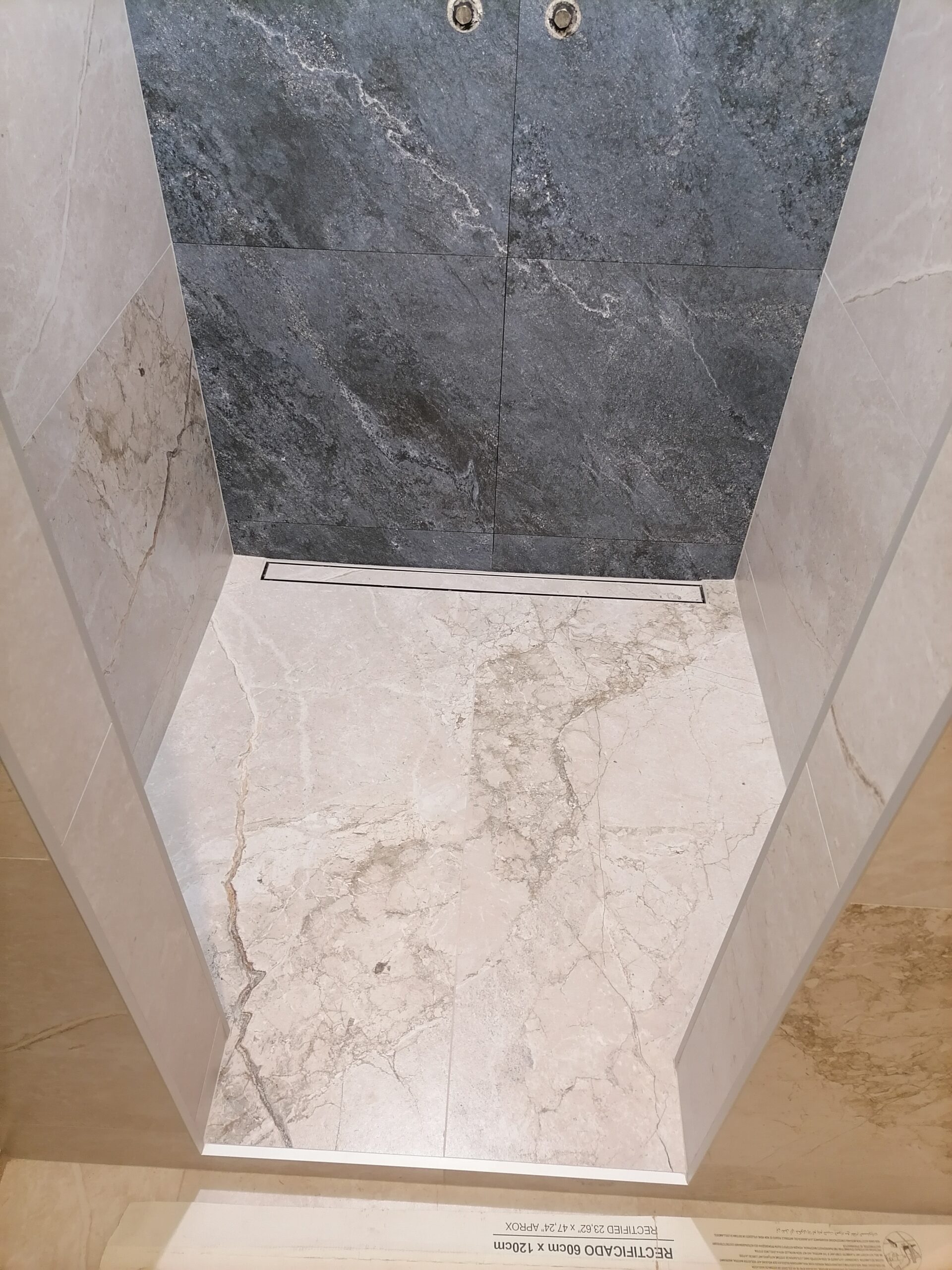 Kokybiškai ir greitai klijuojame visų rūšių plyteles.