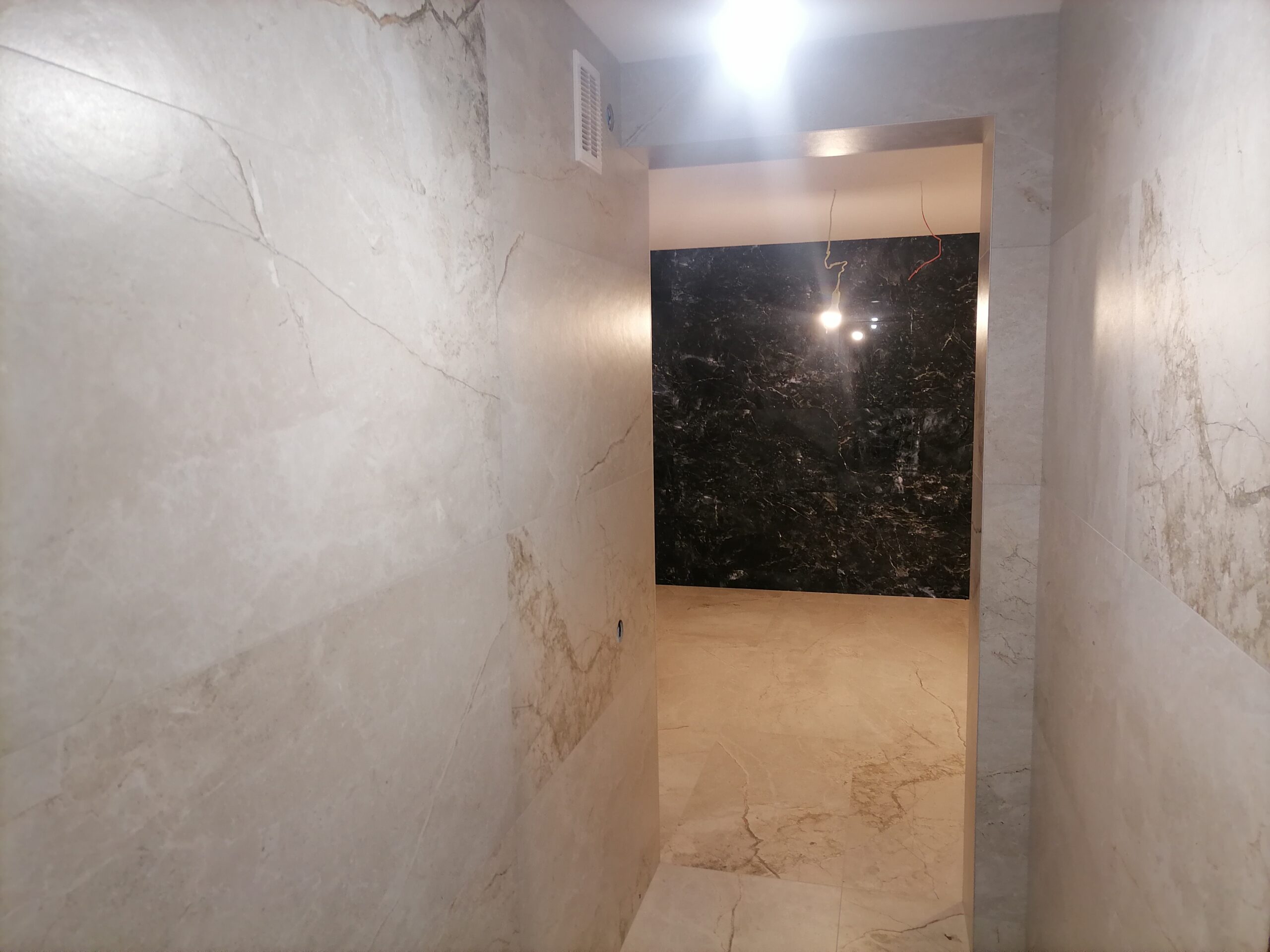 Kokybiškai ir greitai klijuojame visų rūšių plyteles.