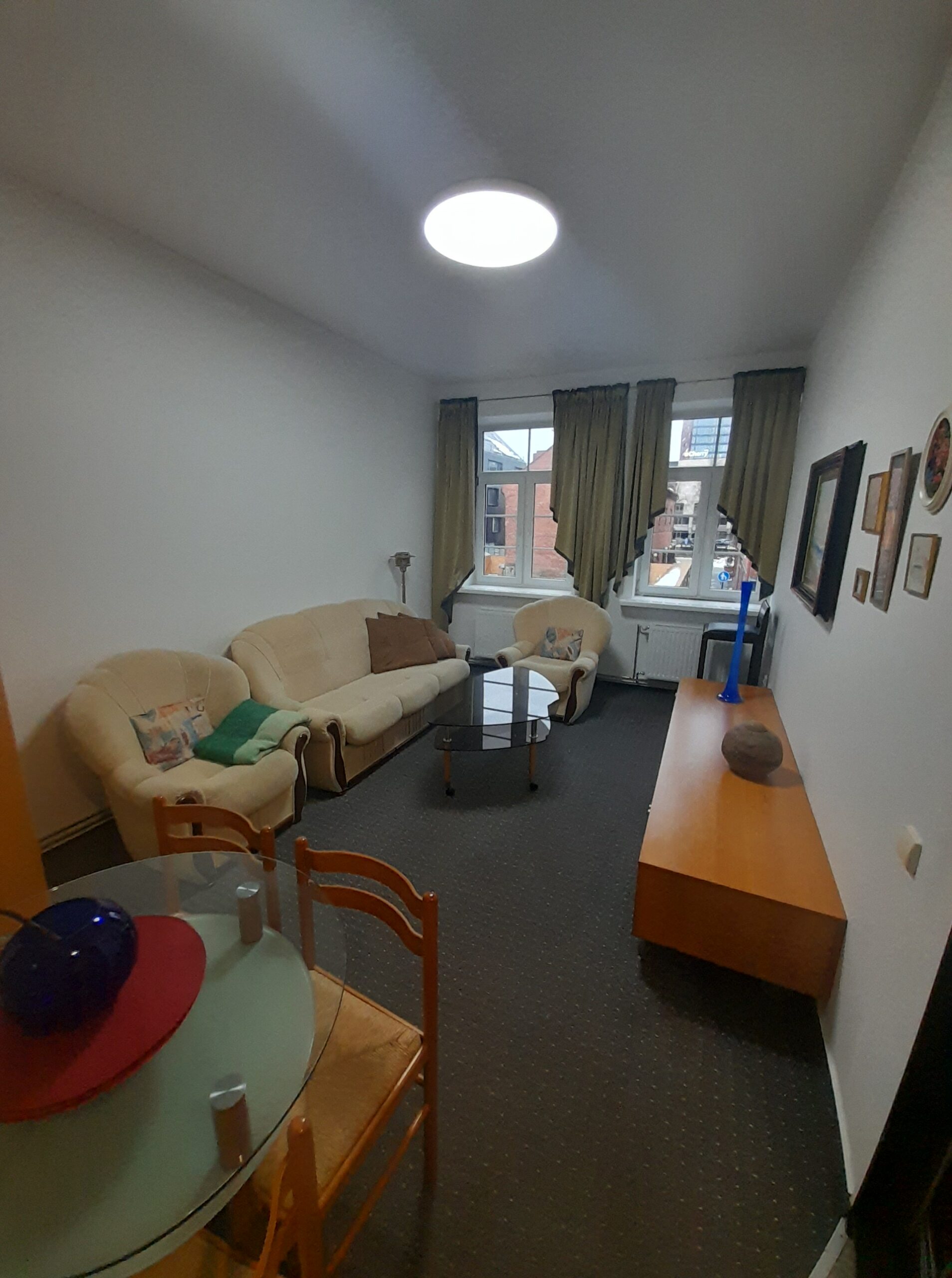 Išnuomojamas 3 k. Butas Žvejų g. Senamiestyje. Plotas 45 kv.m. Autonominis šildimas