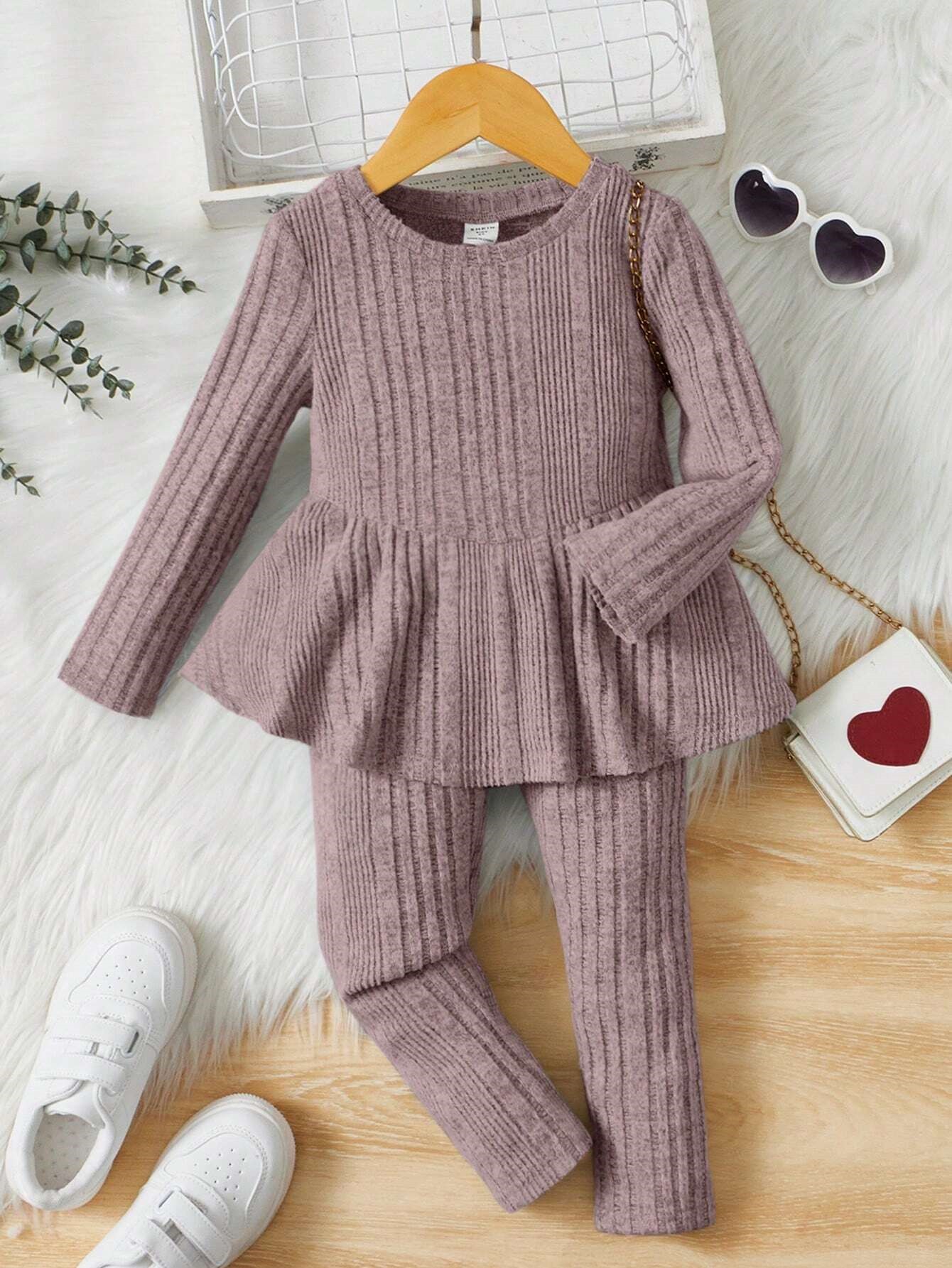 Dulkėtos violetinės spalvos kostiumėlis