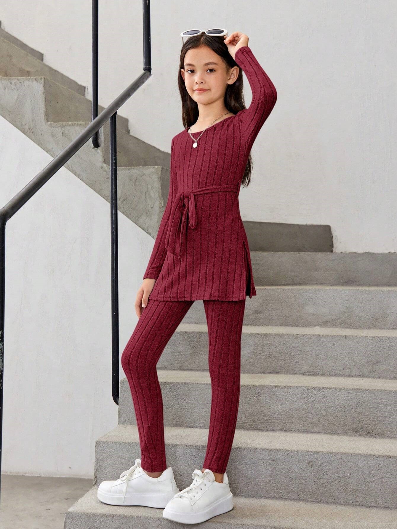 Bordo spalvos kostiumėlis su dirželiu