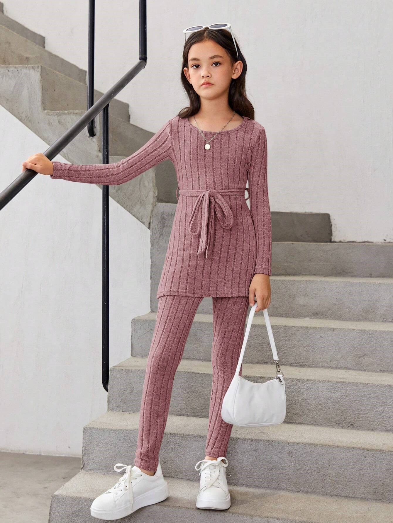 Plytų spalvos kostiumėlis su dirželiu