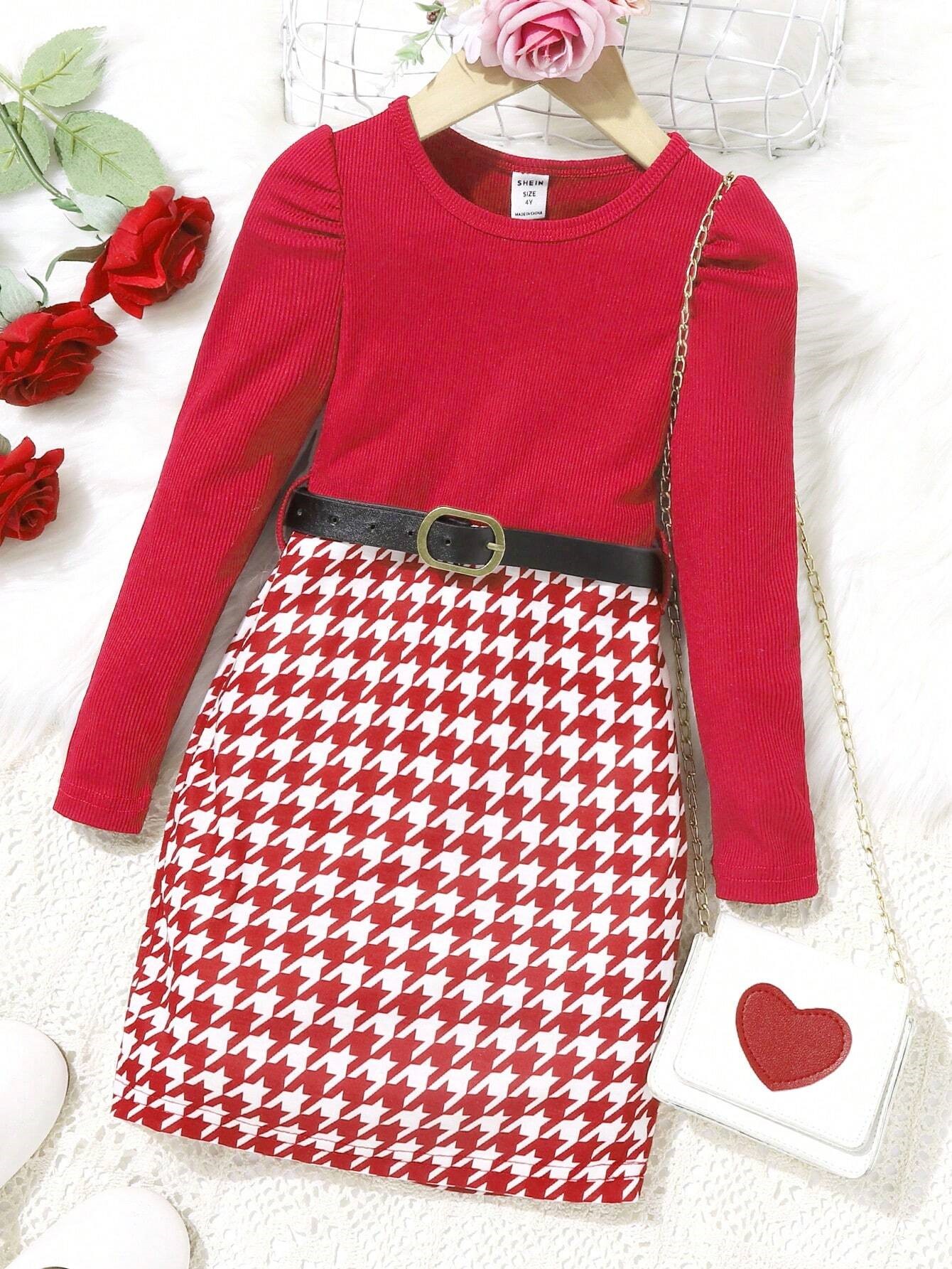 Raudona suknelė su dirželiu