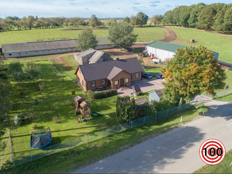Parduodamas namas su ūkiu.
