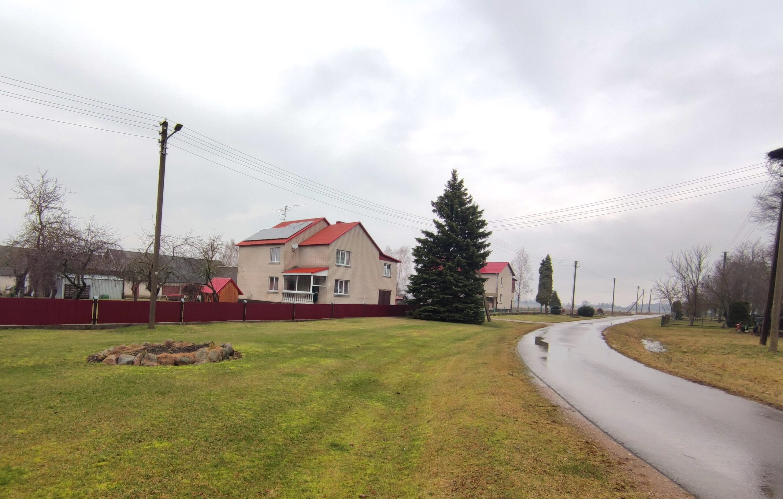 Parduodamas namas su dideliu sklypu.