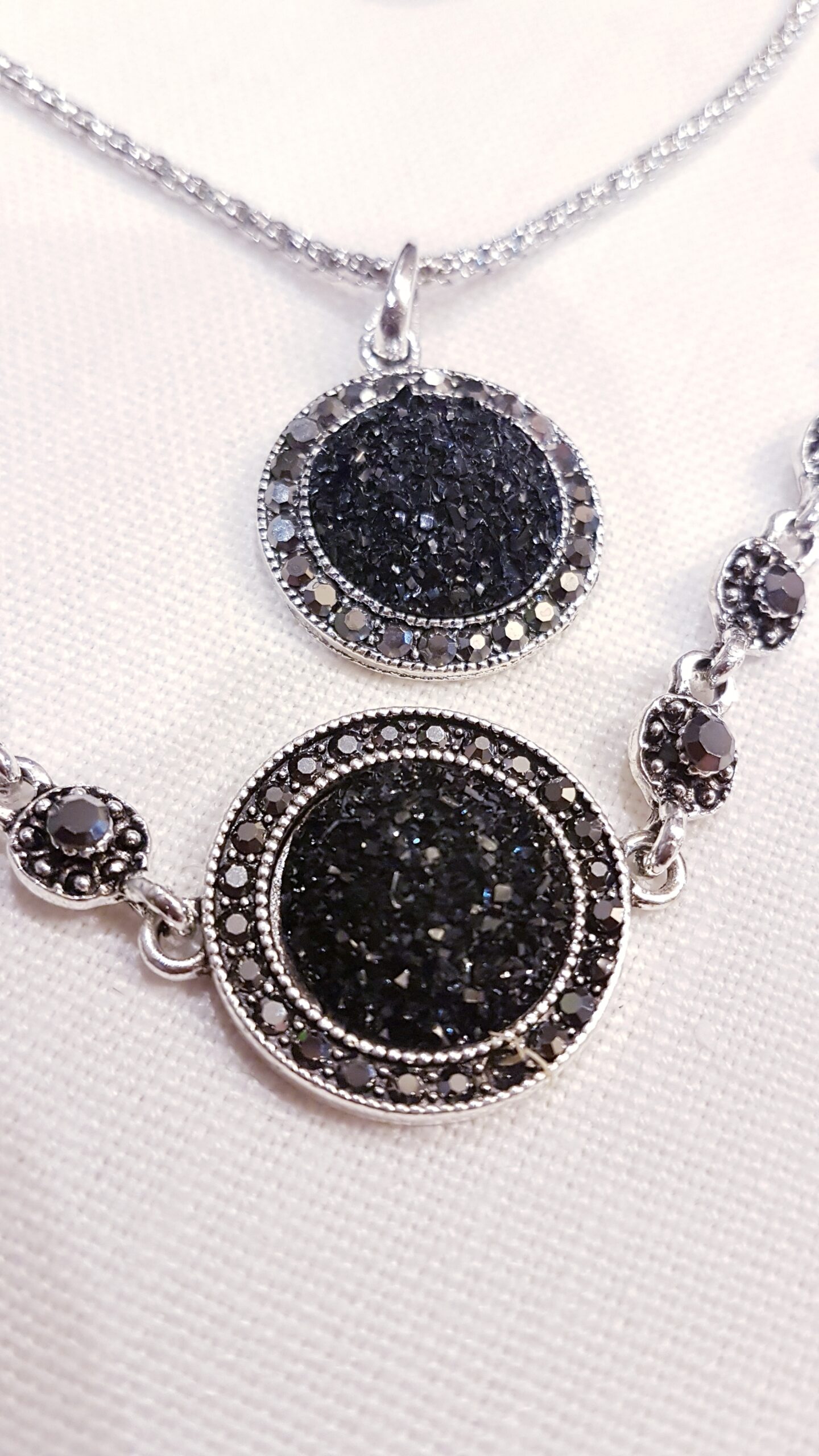 PAPUOŠALŲ rinkinys ELEGANCE, juodų akmenėlių akutė, 25 €