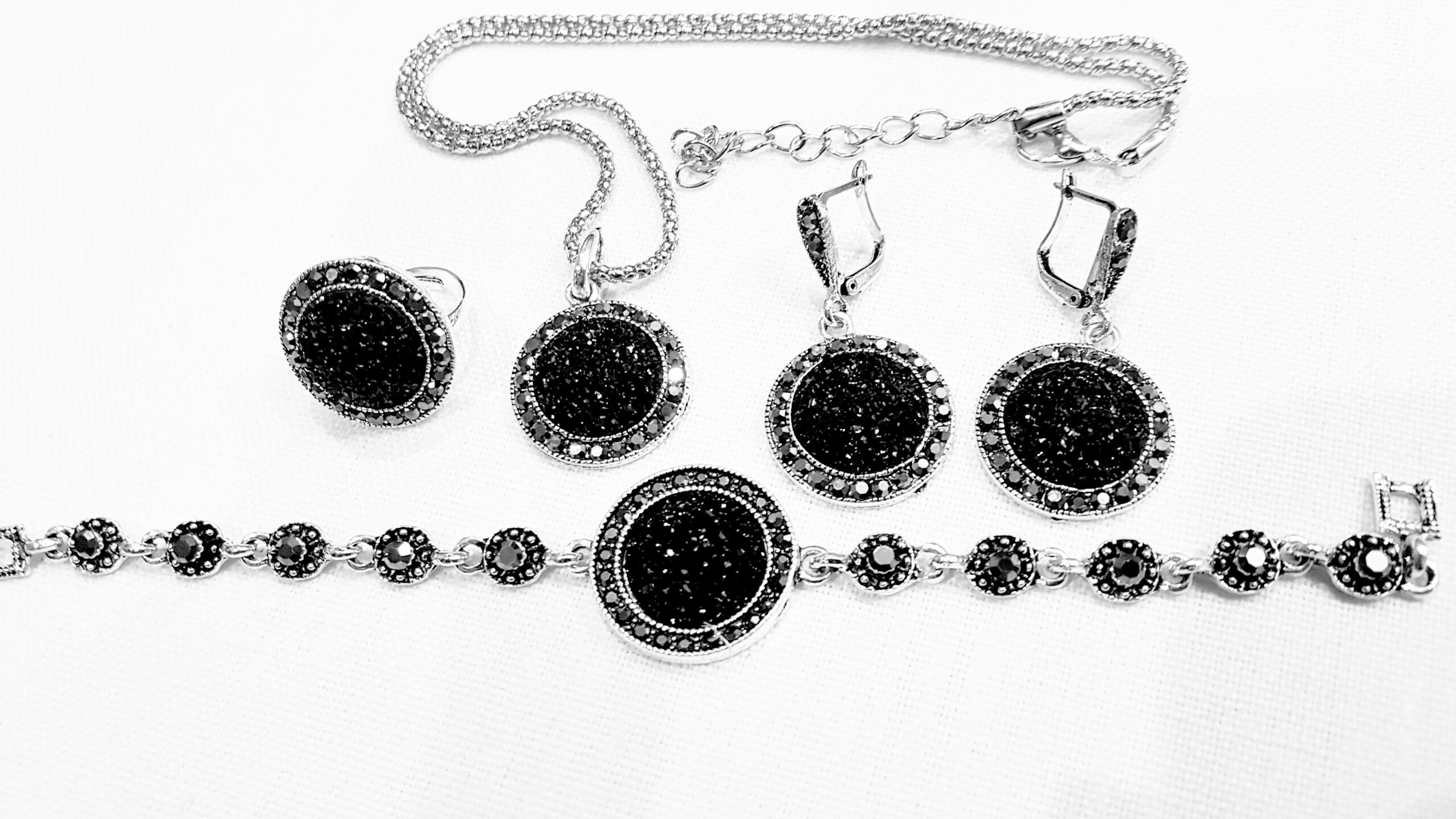 PAPUOŠALŲ rinkinys ELEGANCE, juodų akmenėlių akutė, 25 €