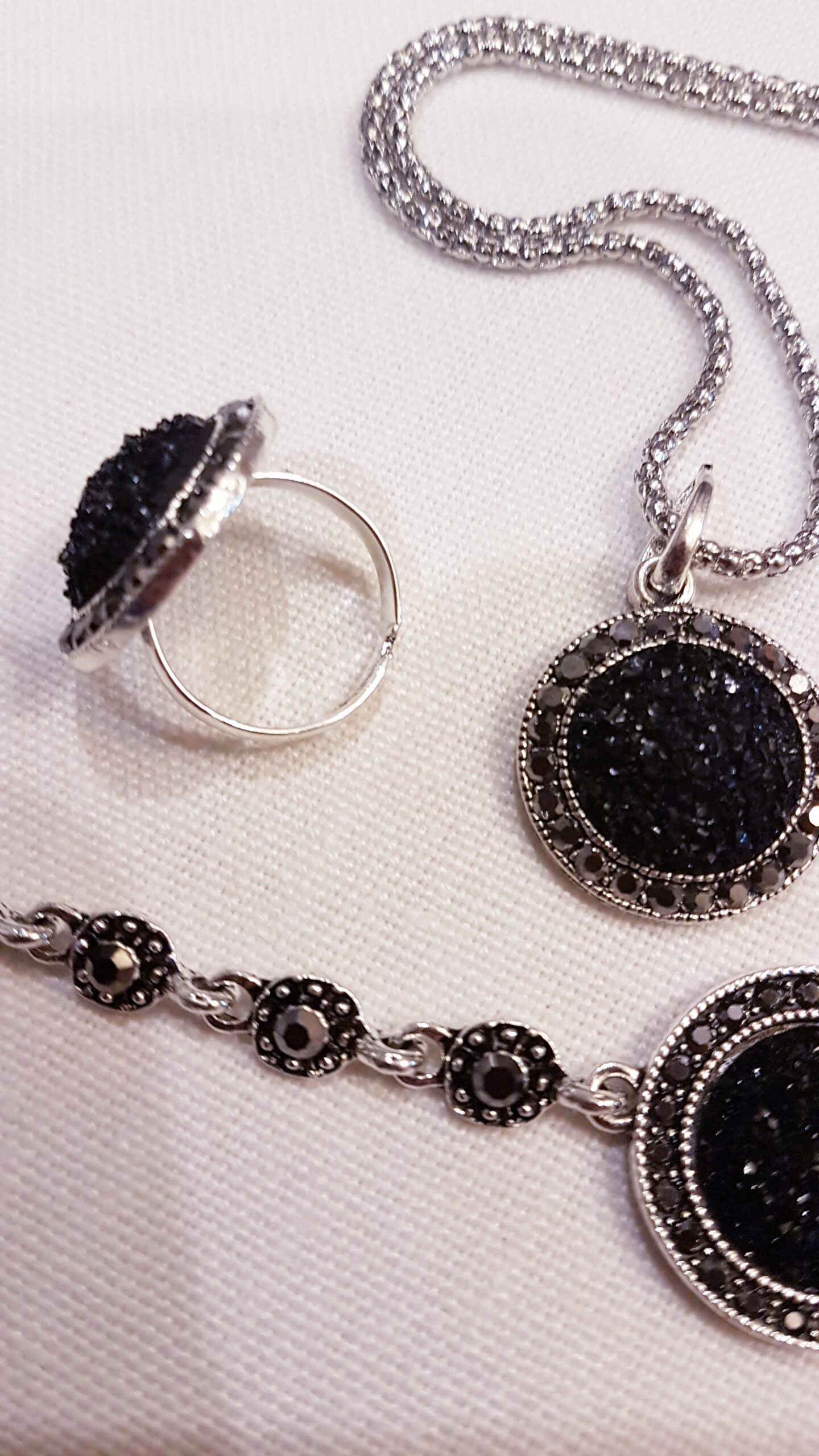 PAPUOŠALŲ rinkinys ELEGANCE, juodų akmenėlių akutė, 25 €