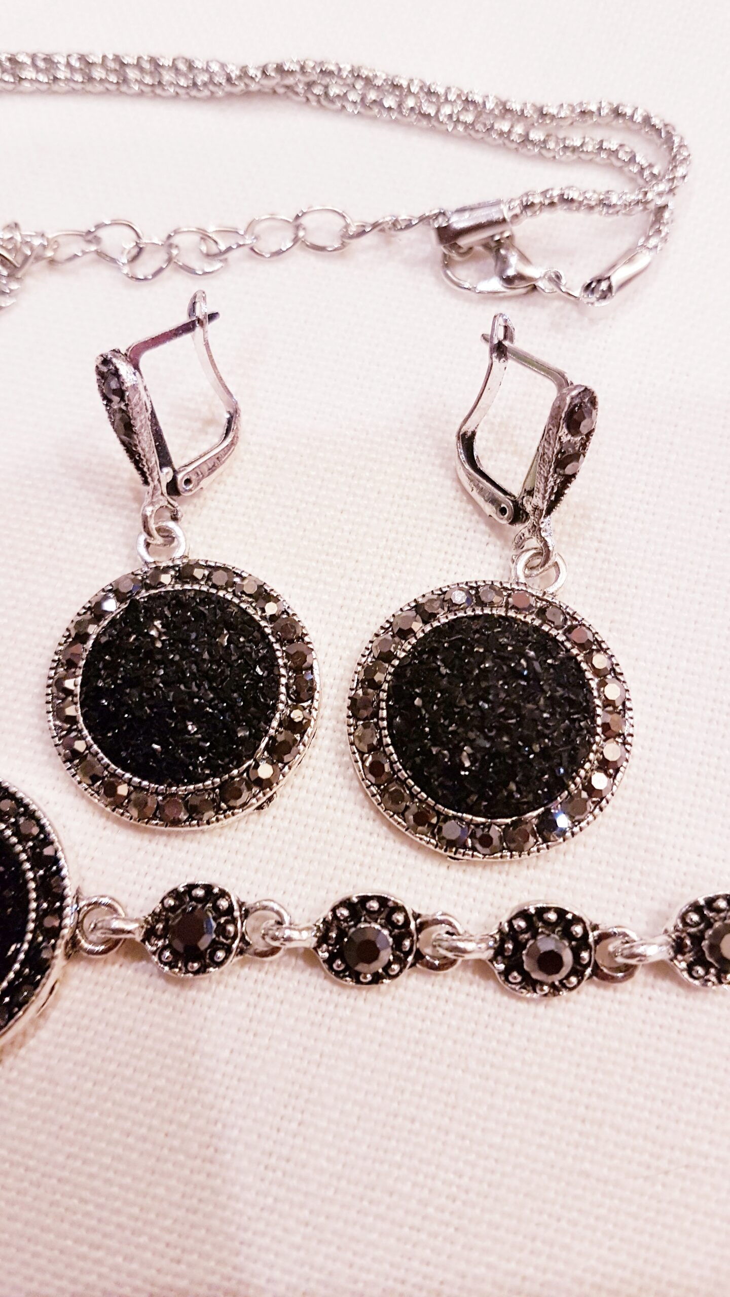 PAPUOŠALŲ rinkinys ELEGANCE, juodų akmenėlių akutė, 25 €