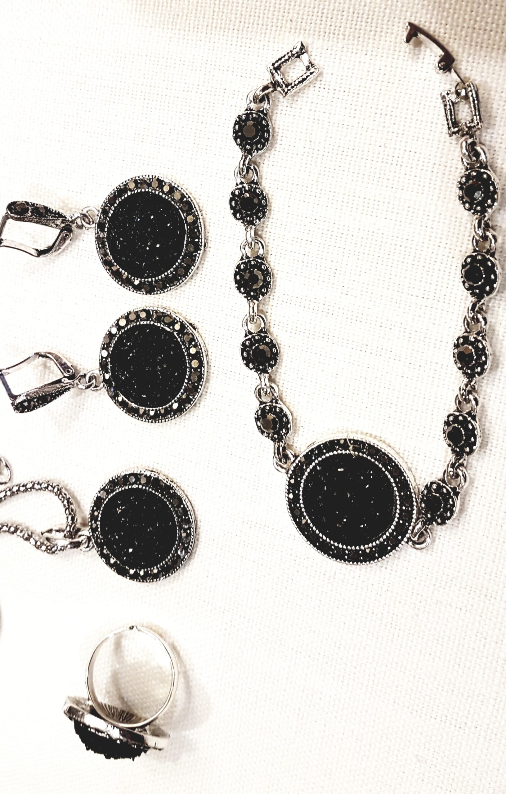 PAPUOŠALŲ rinkinys ELEGANCE, juodų akmenėlių akutė, 25 €