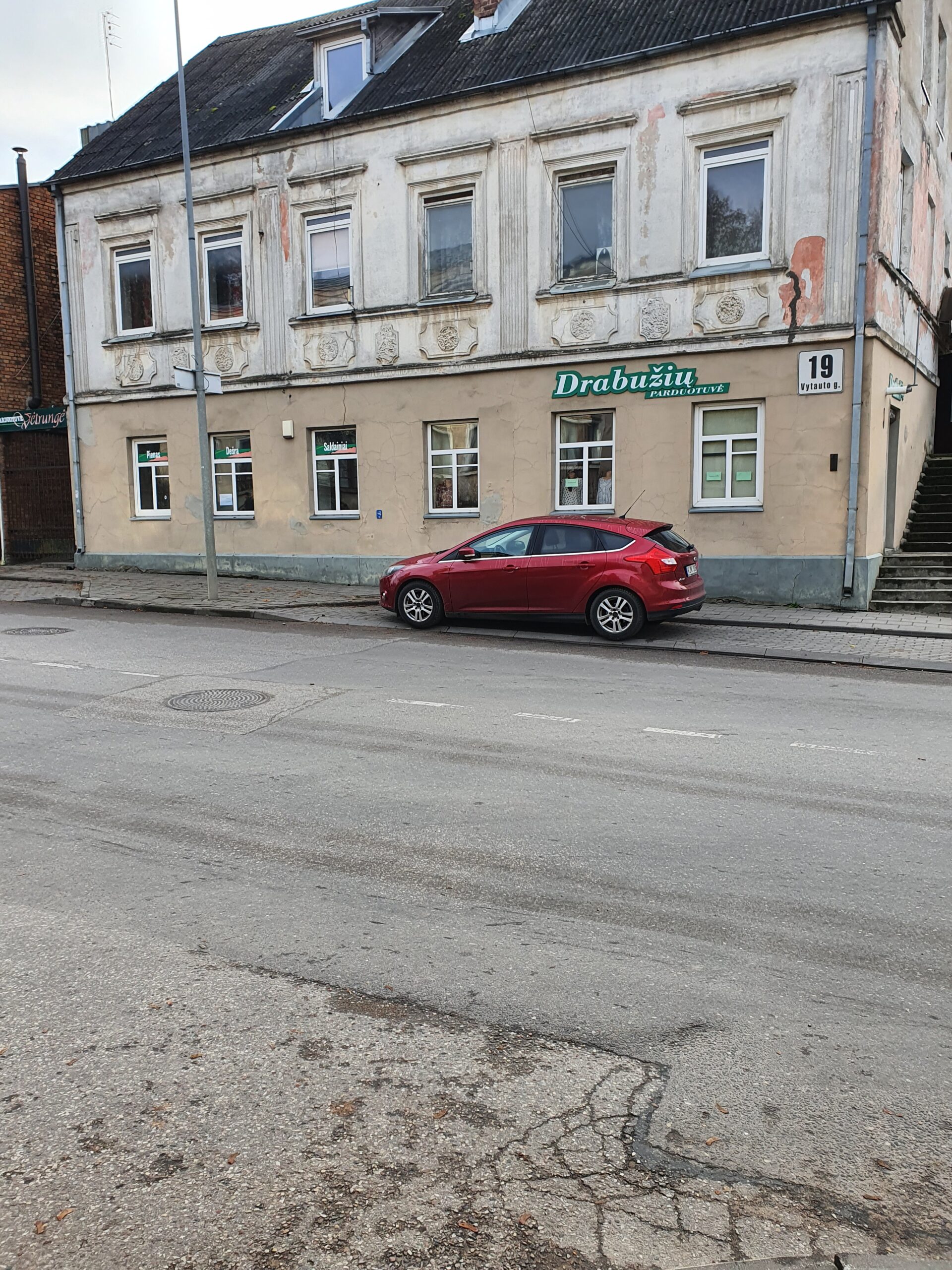 Parduodamos komercinės patalpos tinka prekybai 90 kv.m